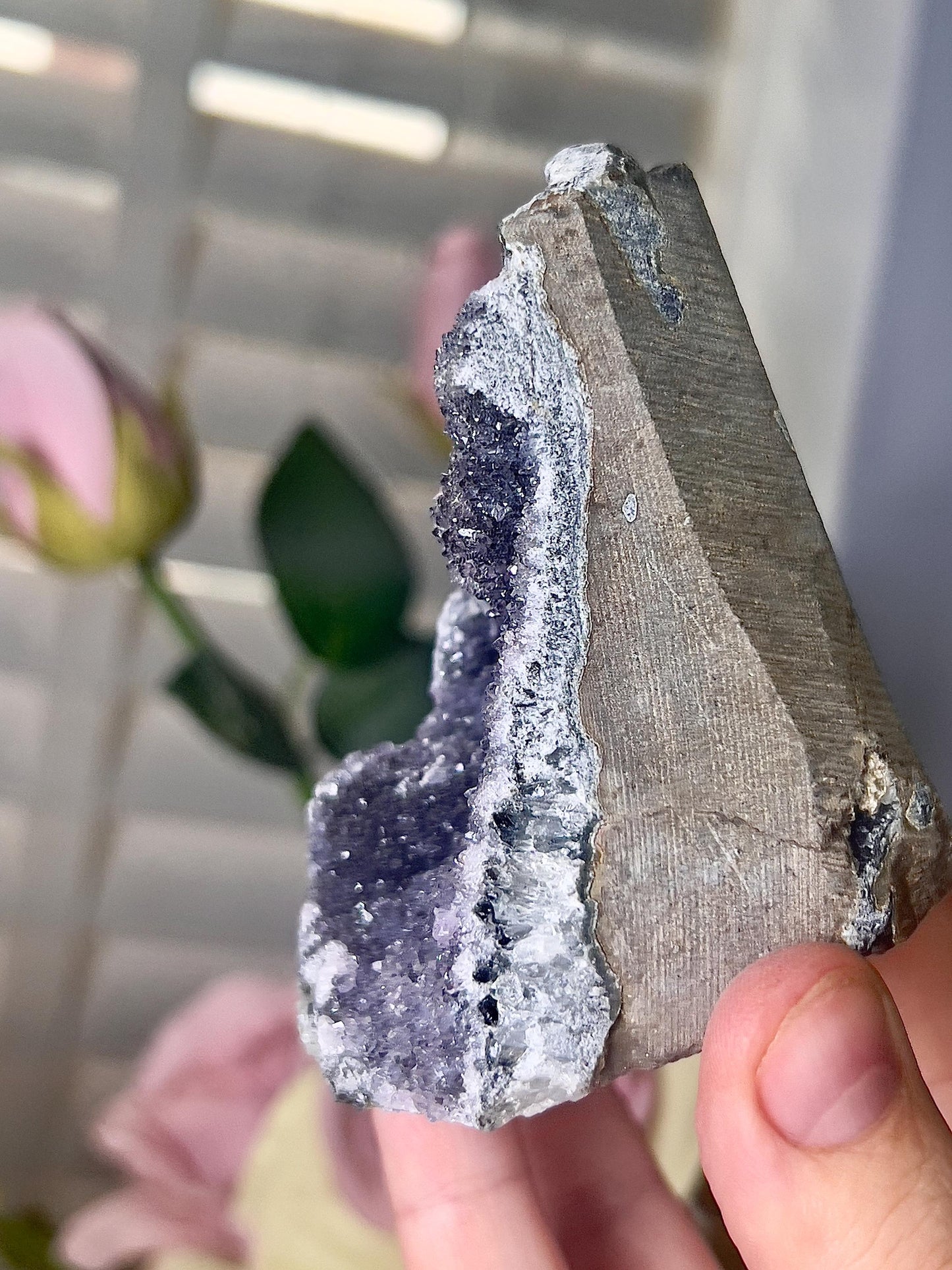 amethyst with purple tones cutbase freeform with mini portal - 220g 8cm(h) 8cm(w)