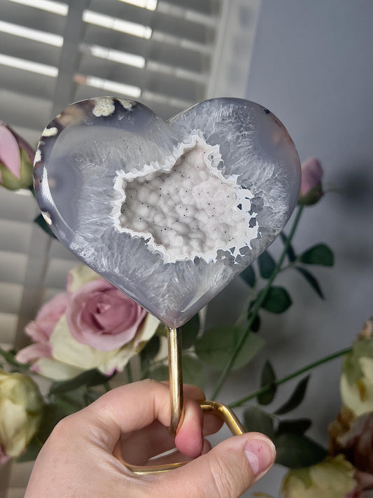 Beautiful, agate heart with Snow White tone open sugar druzy on stand 775g 15.5(h) 12cm(w)