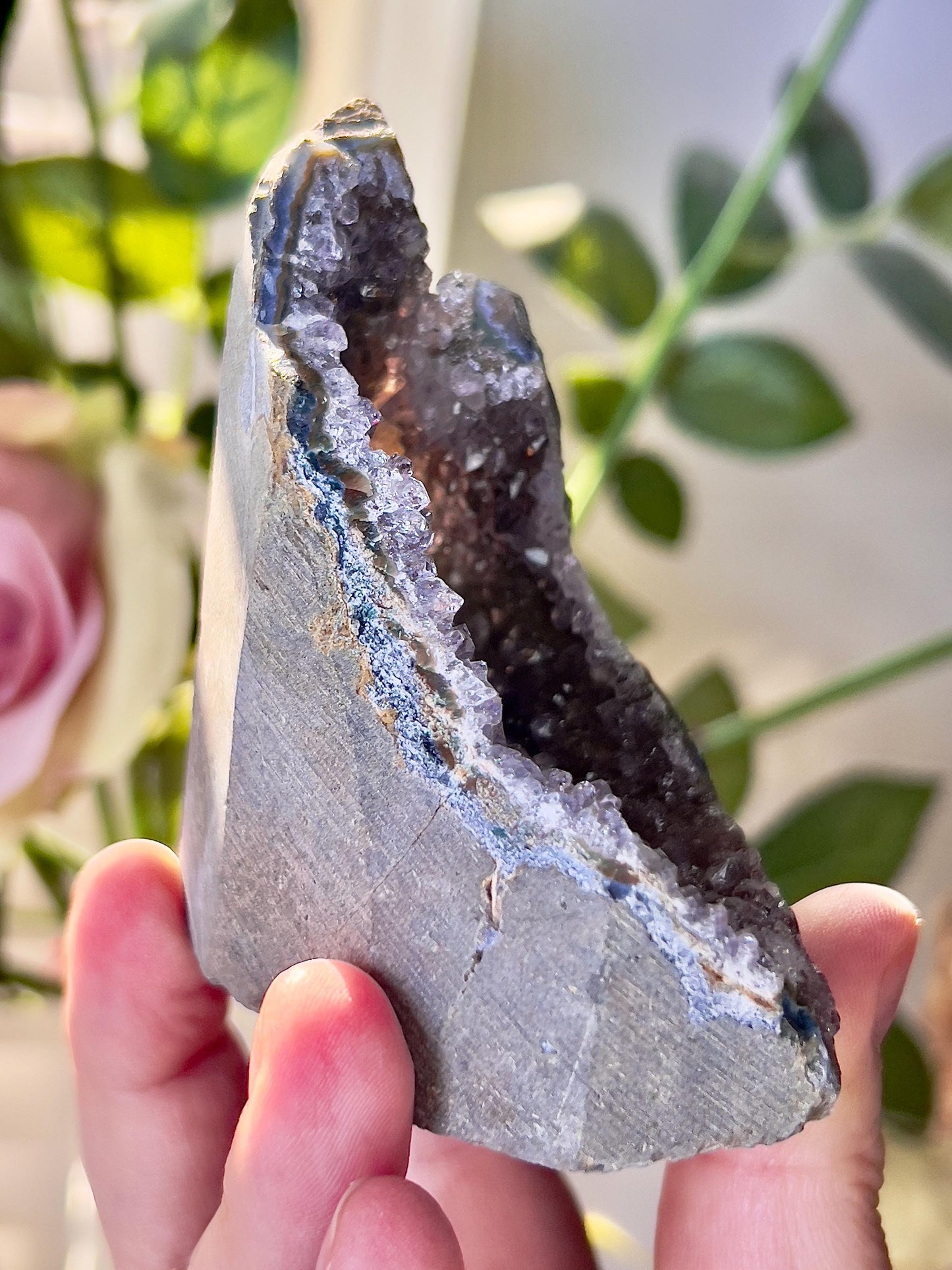 amethyst with purple tones cutbase freeform with mini portal - 205g 8cm(h) 7cm(w)