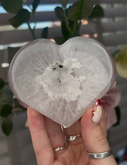 Beautiful, agate heart with druzy - stand included