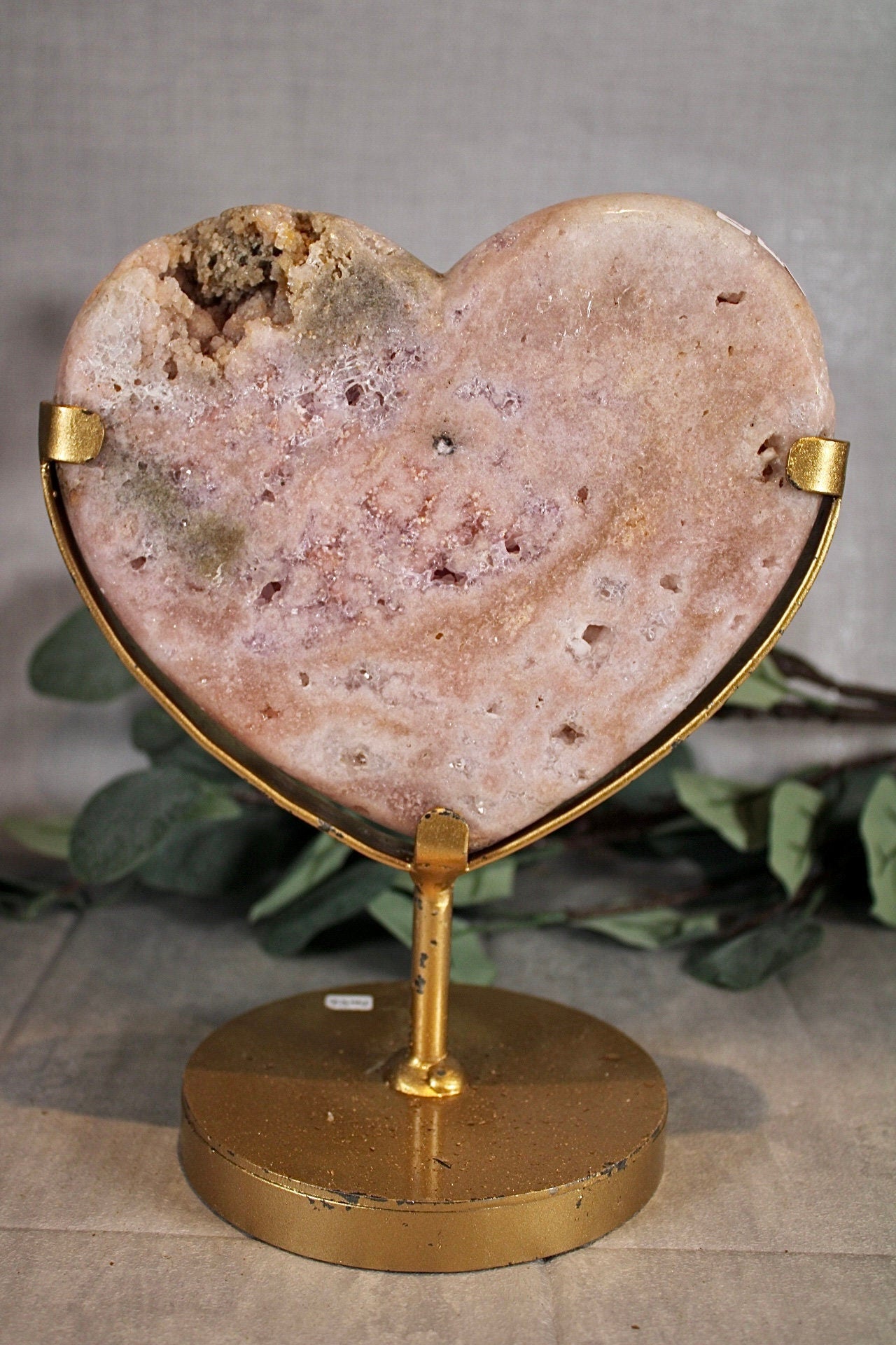 Pink amethyst heart with lavender quartz druzy 1.270kg = paint is scratched off stand (can easily be repainted)