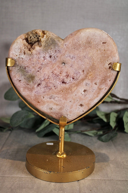 Pink amethyst heart with lavender quartz druzy 1.270kg = paint is scratched off stand (can easily be repainted)