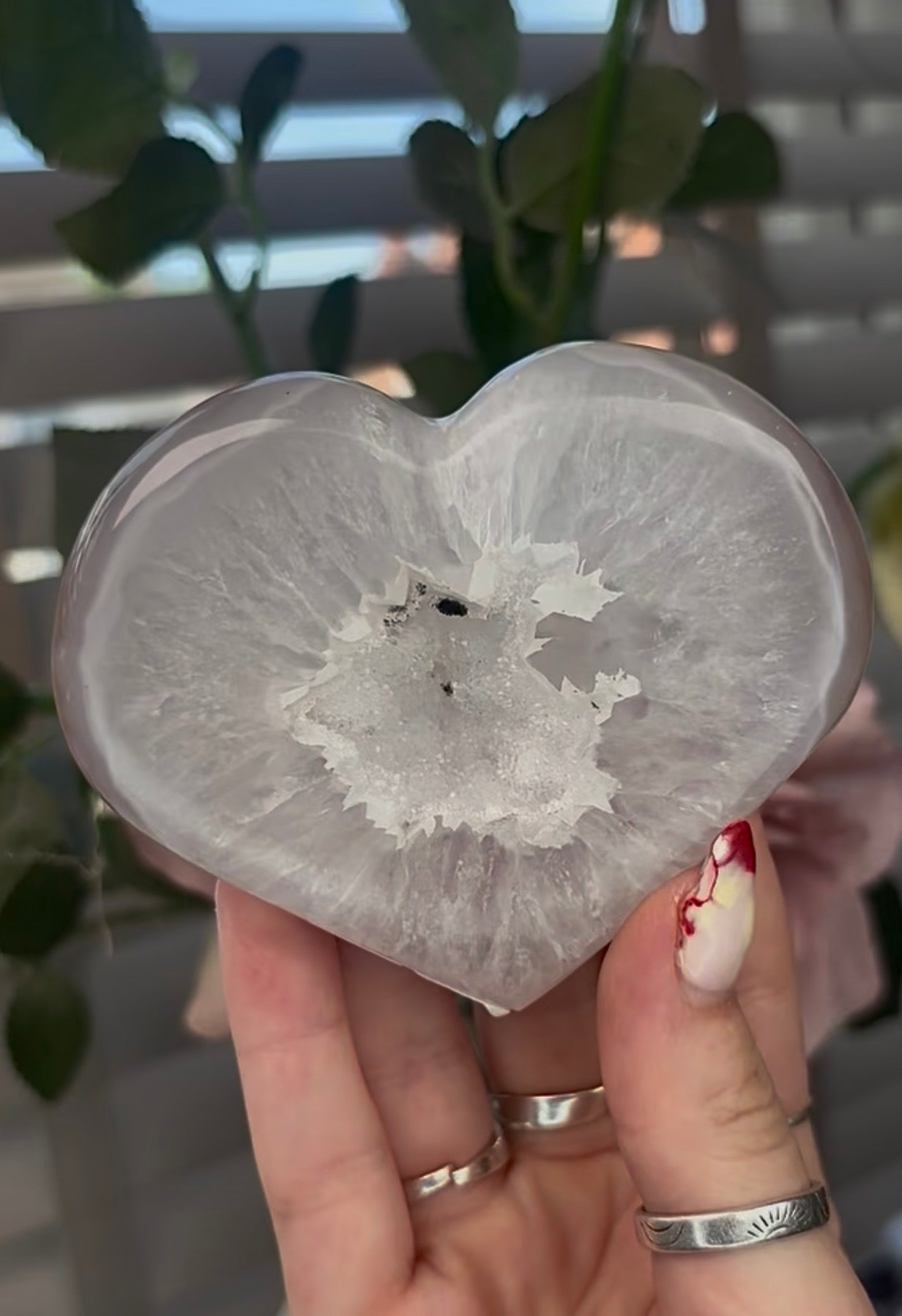Beautiful, agate heart with druzy - stand included