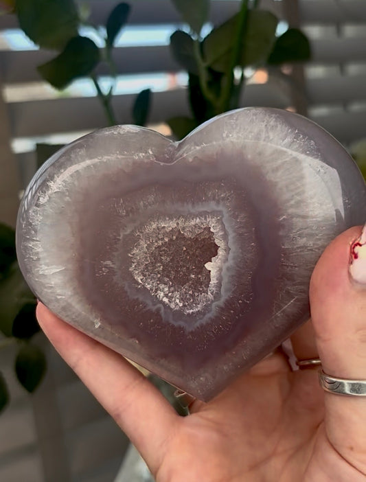 Beautiful, agate heart with druzy - stand included