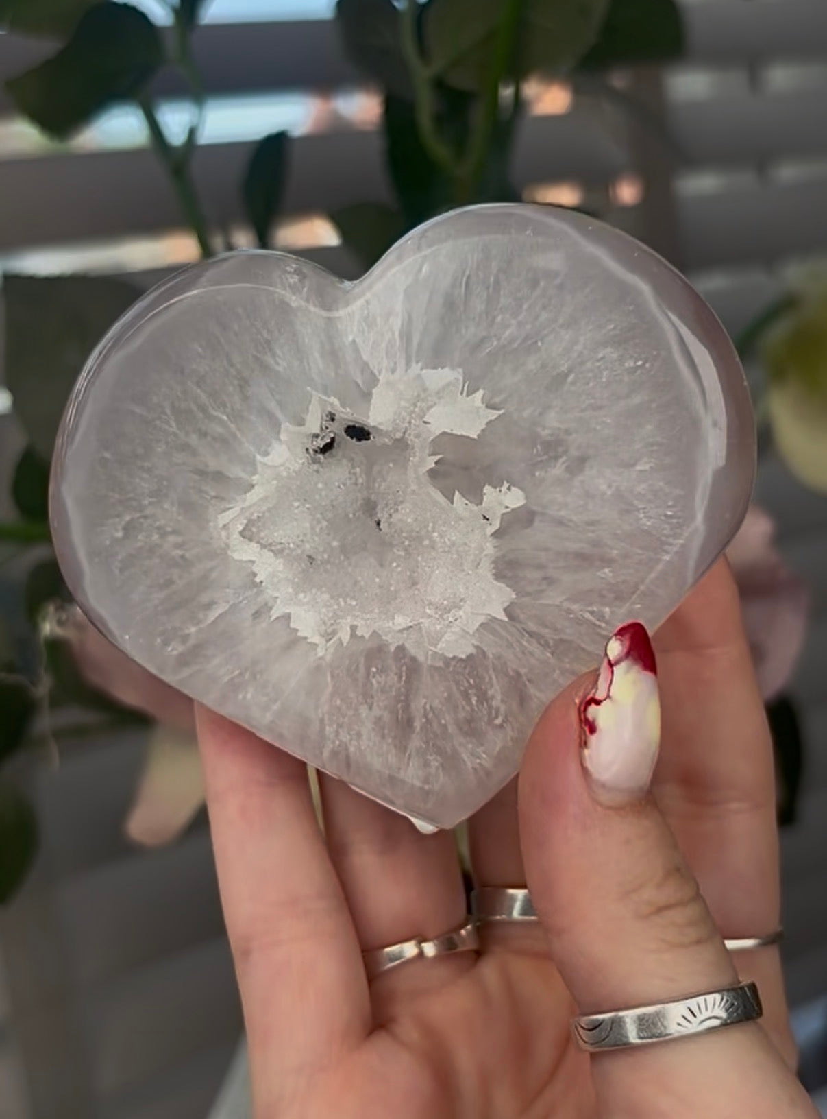 Beautiful, agate heart with druzy - stand included