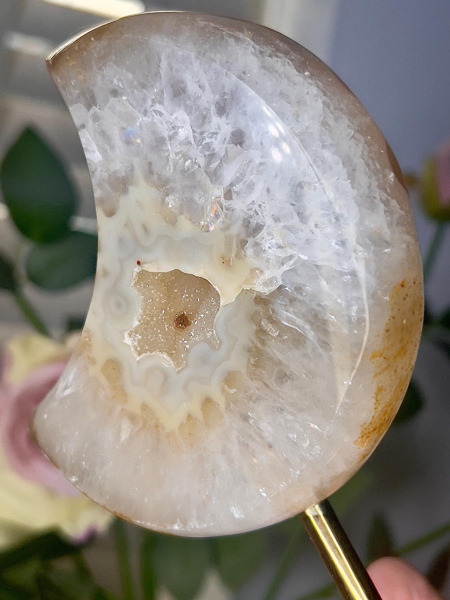 Beautiful, agate moon with lemon tone open druzy on stand 415g 16cm(h)