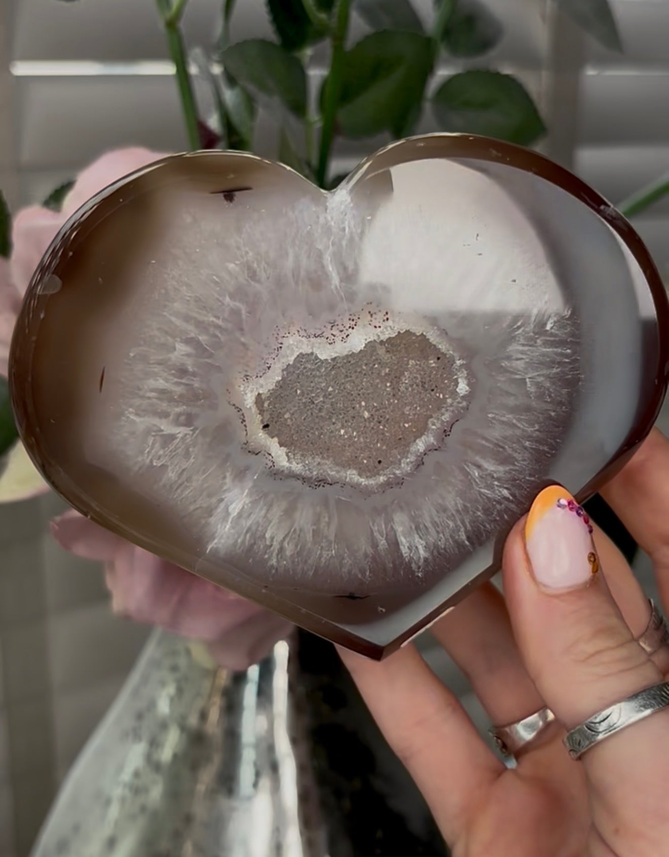 Beautiful, agate heart with druzy - stand included