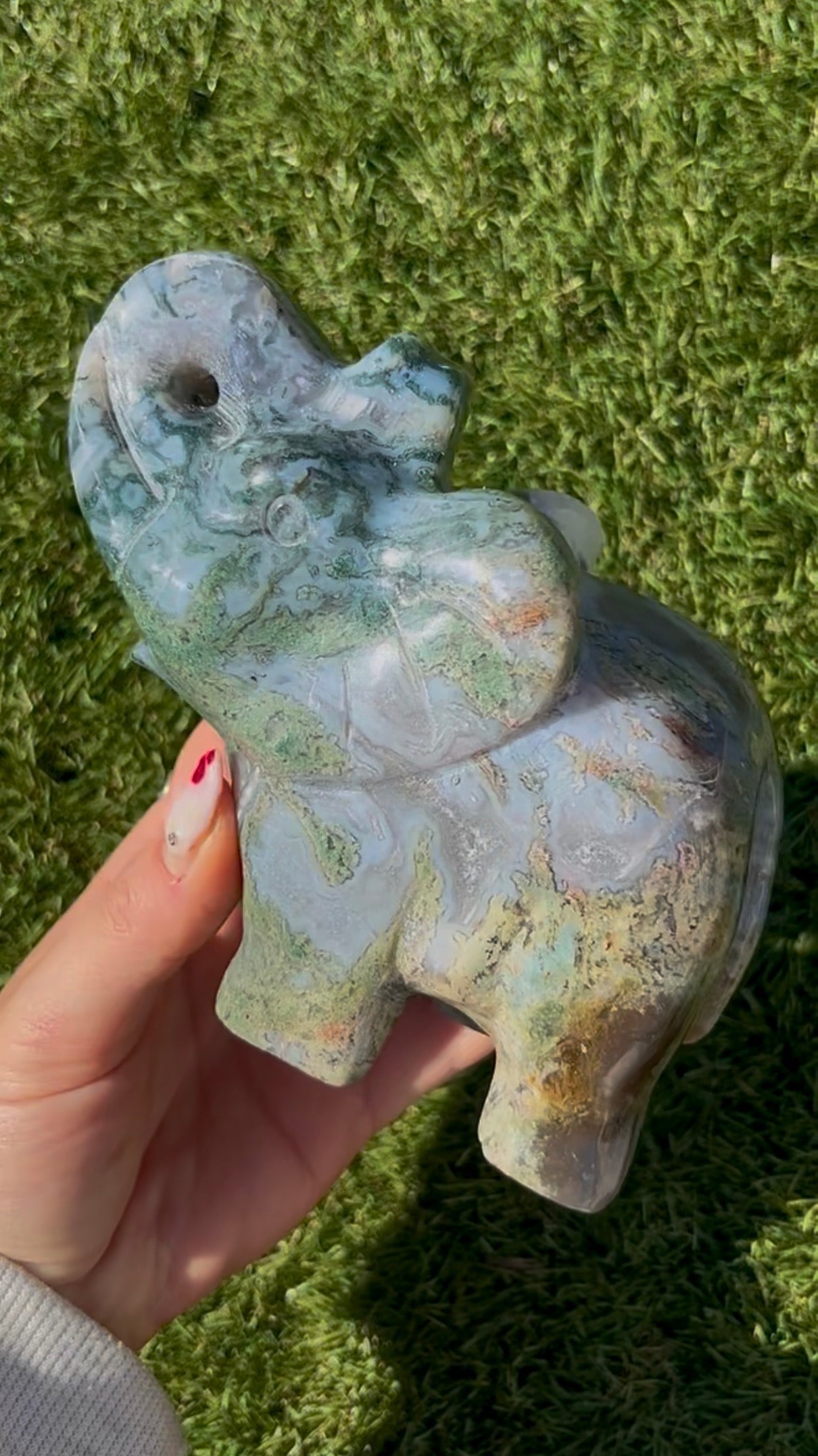 Incredible, Large moss agate, elephant with quartz