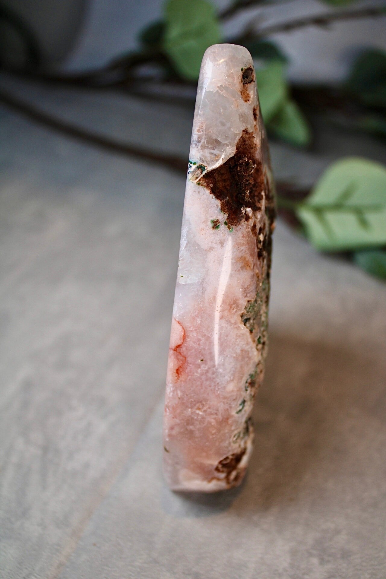 Beautiful, bright pink amethyst flame with quartz and green jasper 445g 13.5cm(h) 9cm(w)