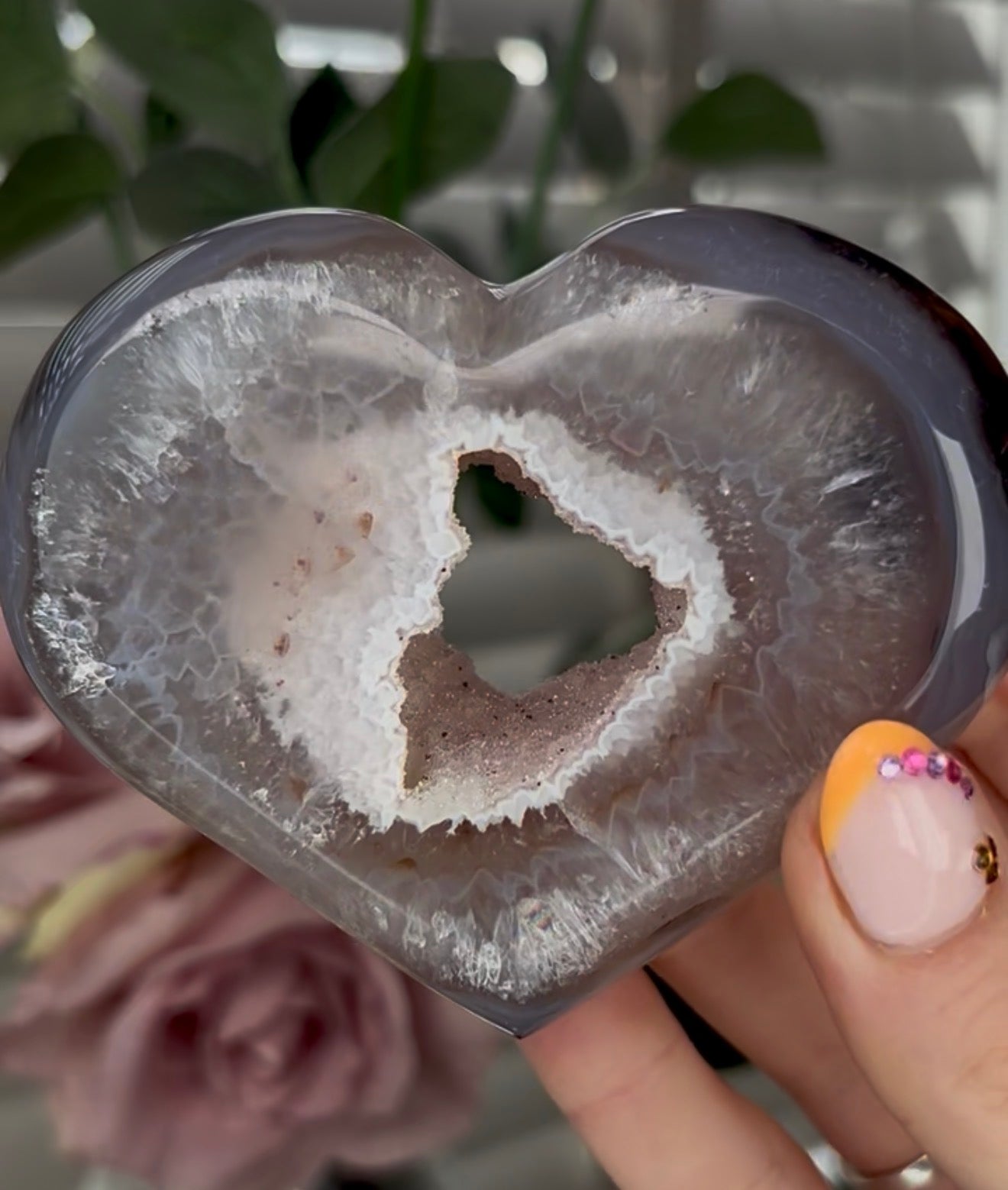 Beautiful, high grade, agate heart with druzy portal - stand included