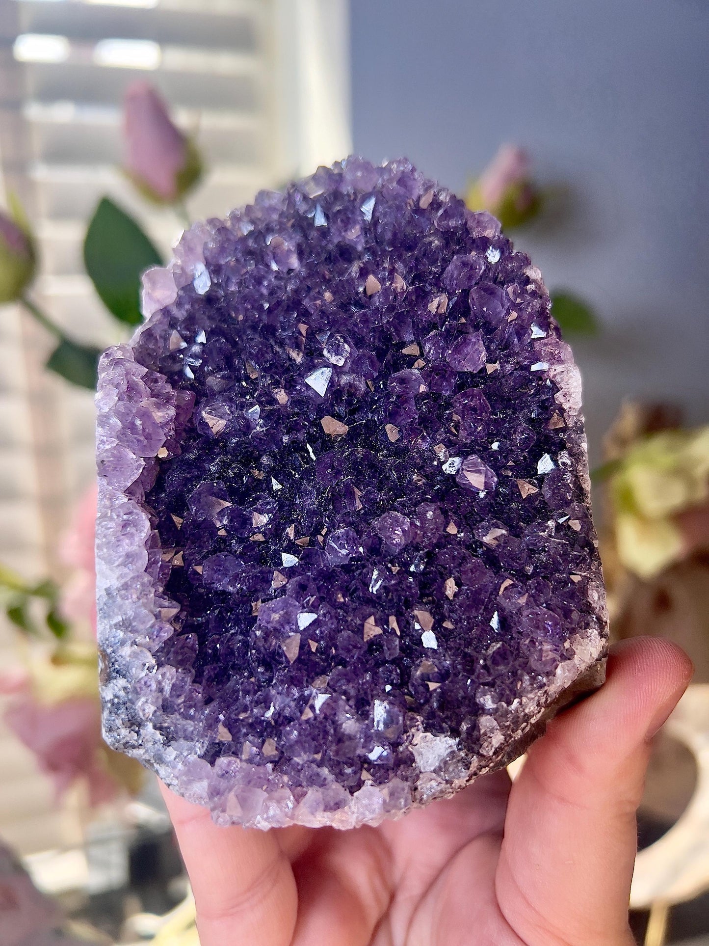 amethyst cutbase freeform with stalactite eye on the side - 610g 10cm(h) 9cm(w)