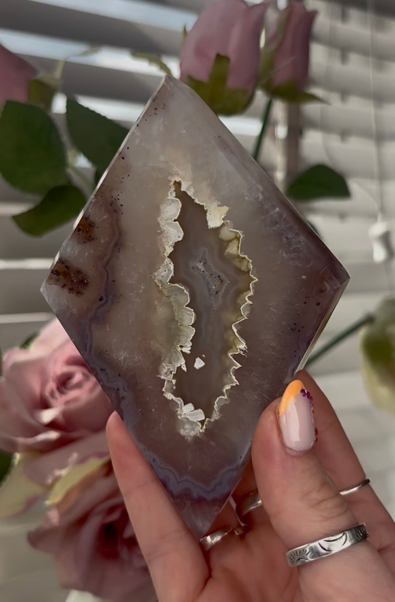 Beautiful, high quality, agate diamond  with druzy - stand included