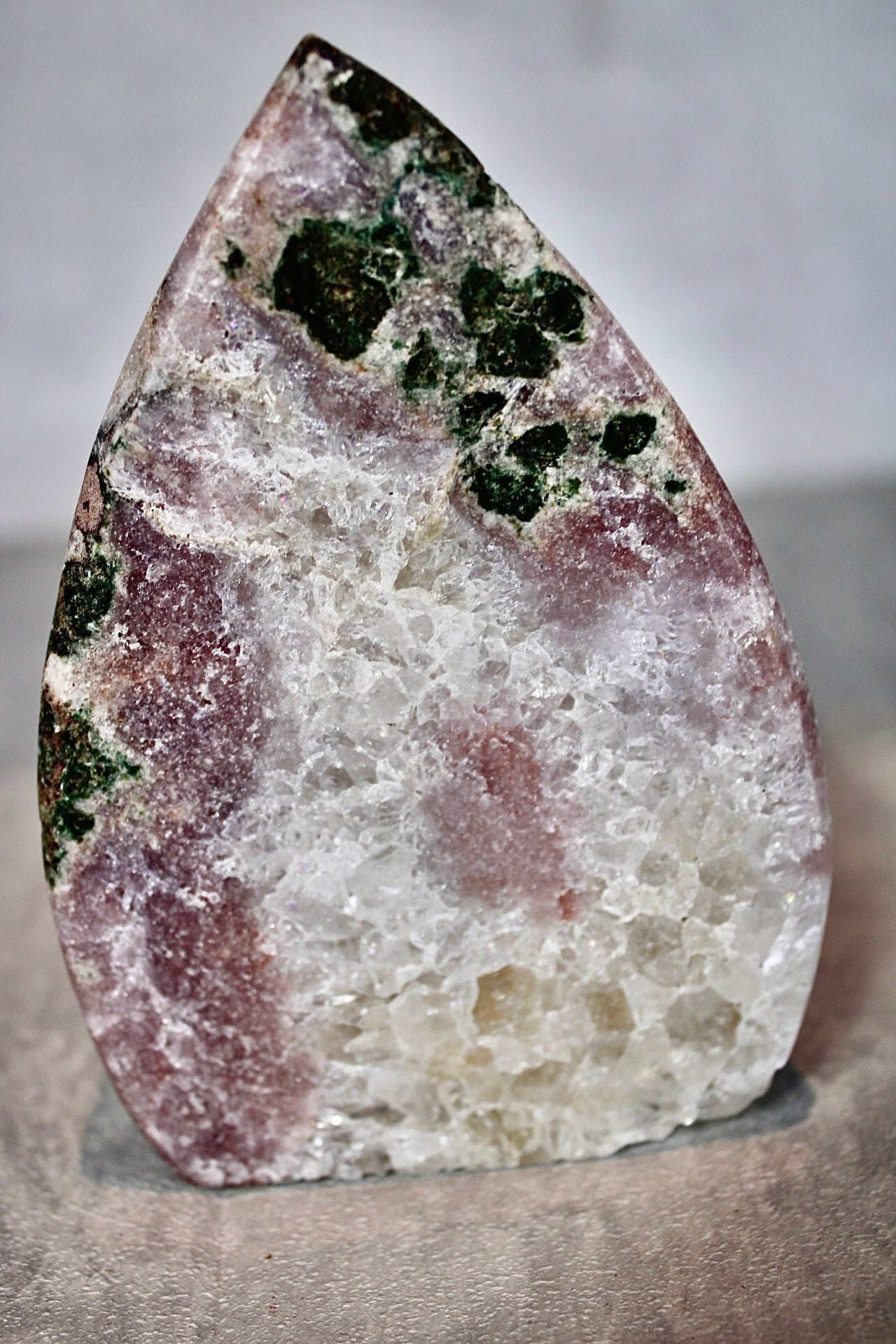 High quality, pink amethyst with quartz & green jasper, flame from Brazil 480g 12.5cm (H) 8.5cm (w)
