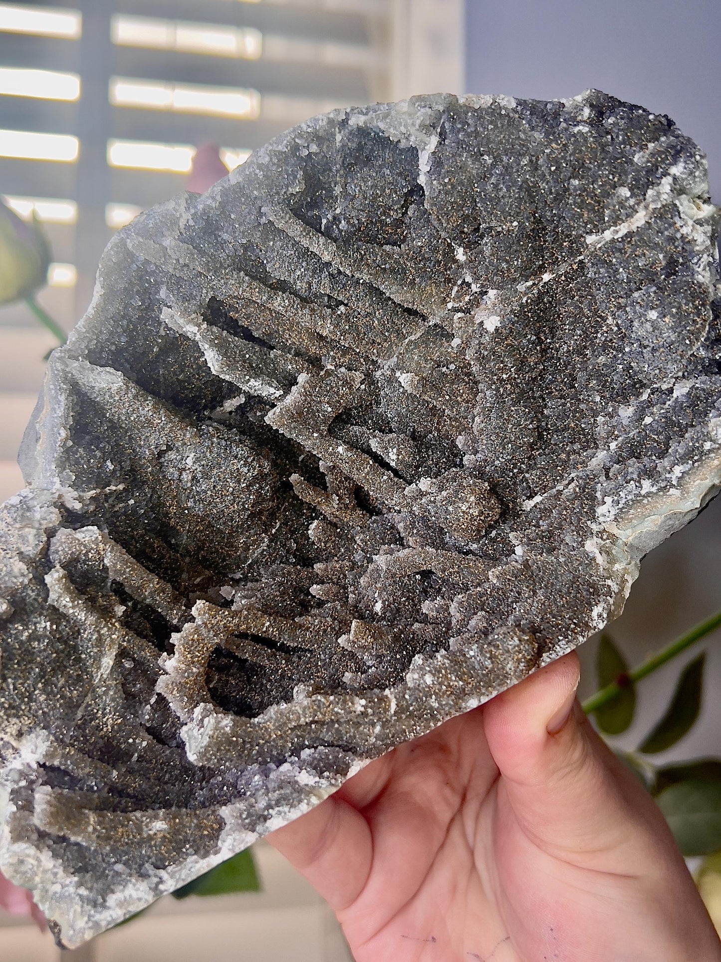 amethyst in a green tone and iron staining cutbase freeform with stalactite formations - 1.115kg 18cm by 10cm