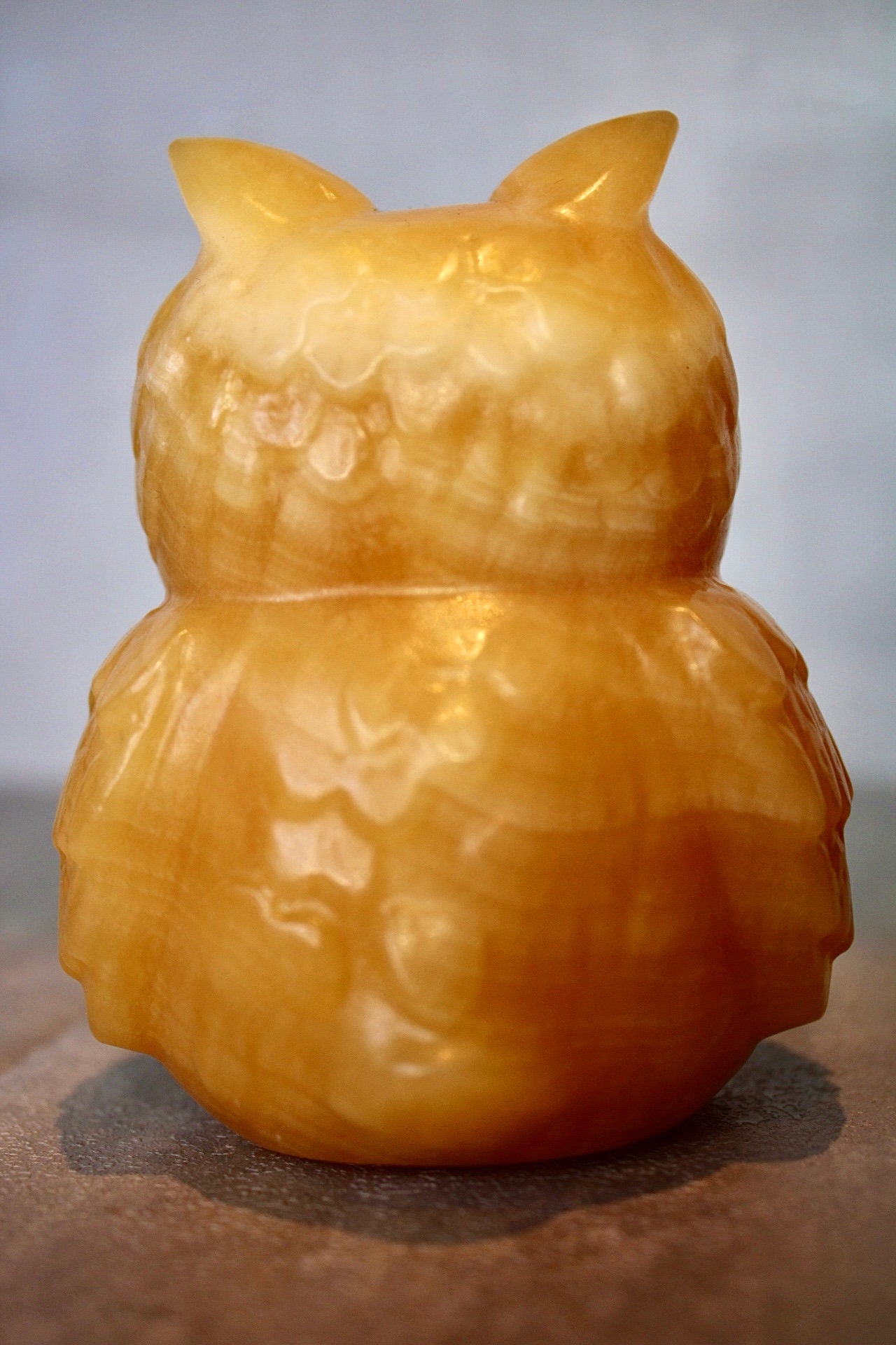 Large, orange calcite, owl carving 10cm(h) 8cm(w)