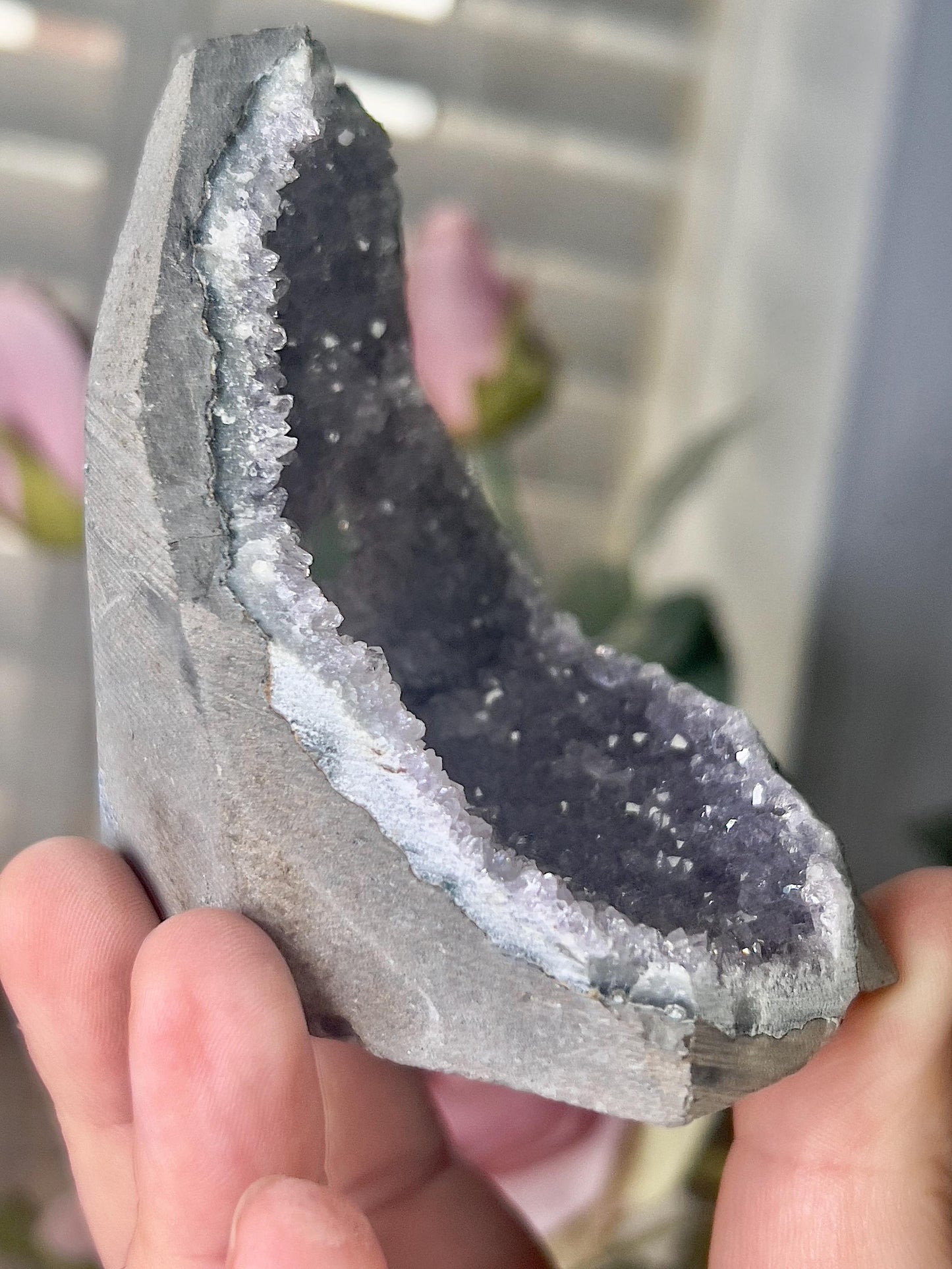 amethyst with purple tones cutbase freeform with mini portal - 220g 8cm(h) 8cm(w)