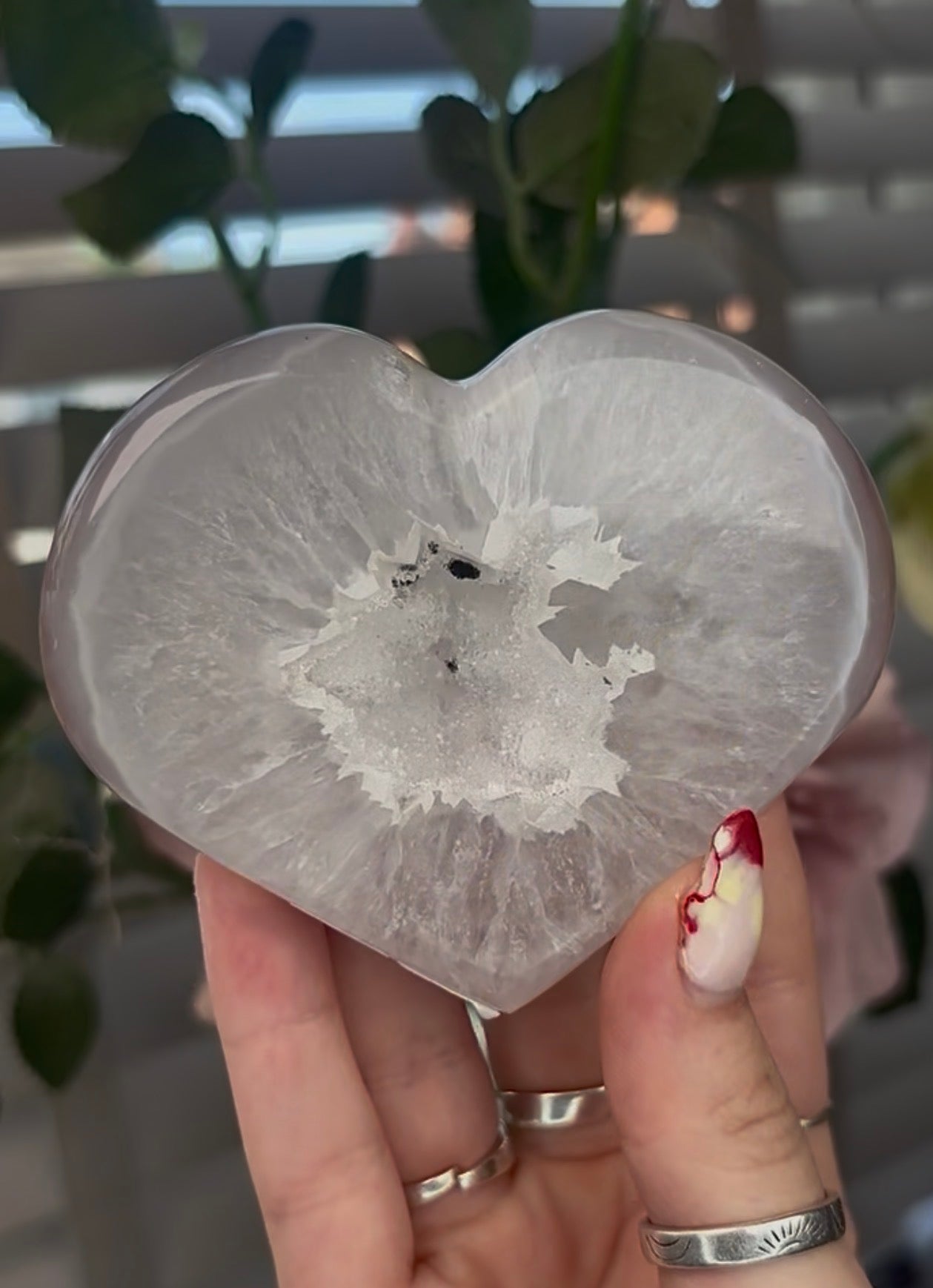 Beautiful, agate heart with druzy - stand included