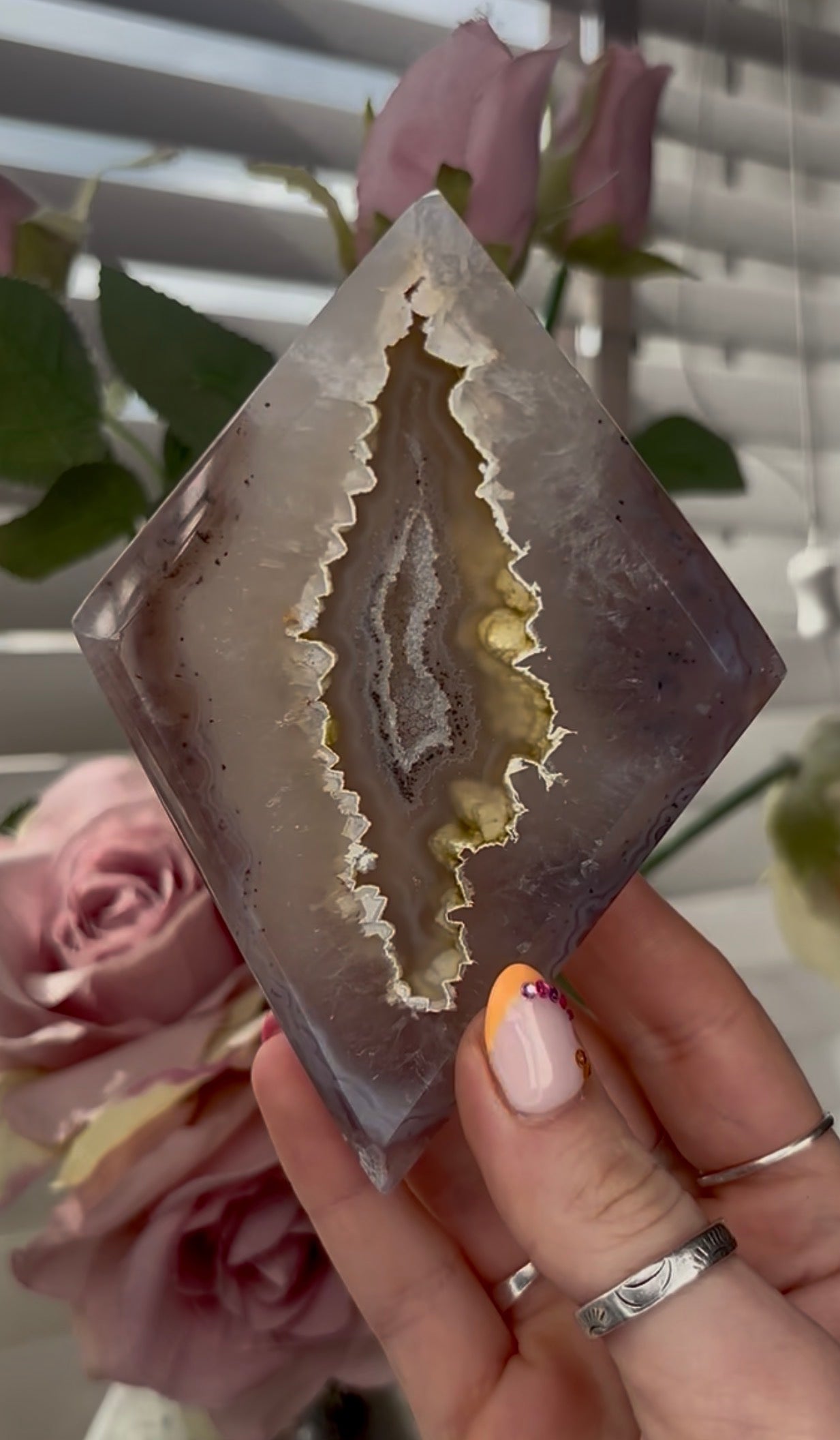 Beautiful, high quality, agate diamond  with druzy - stand included