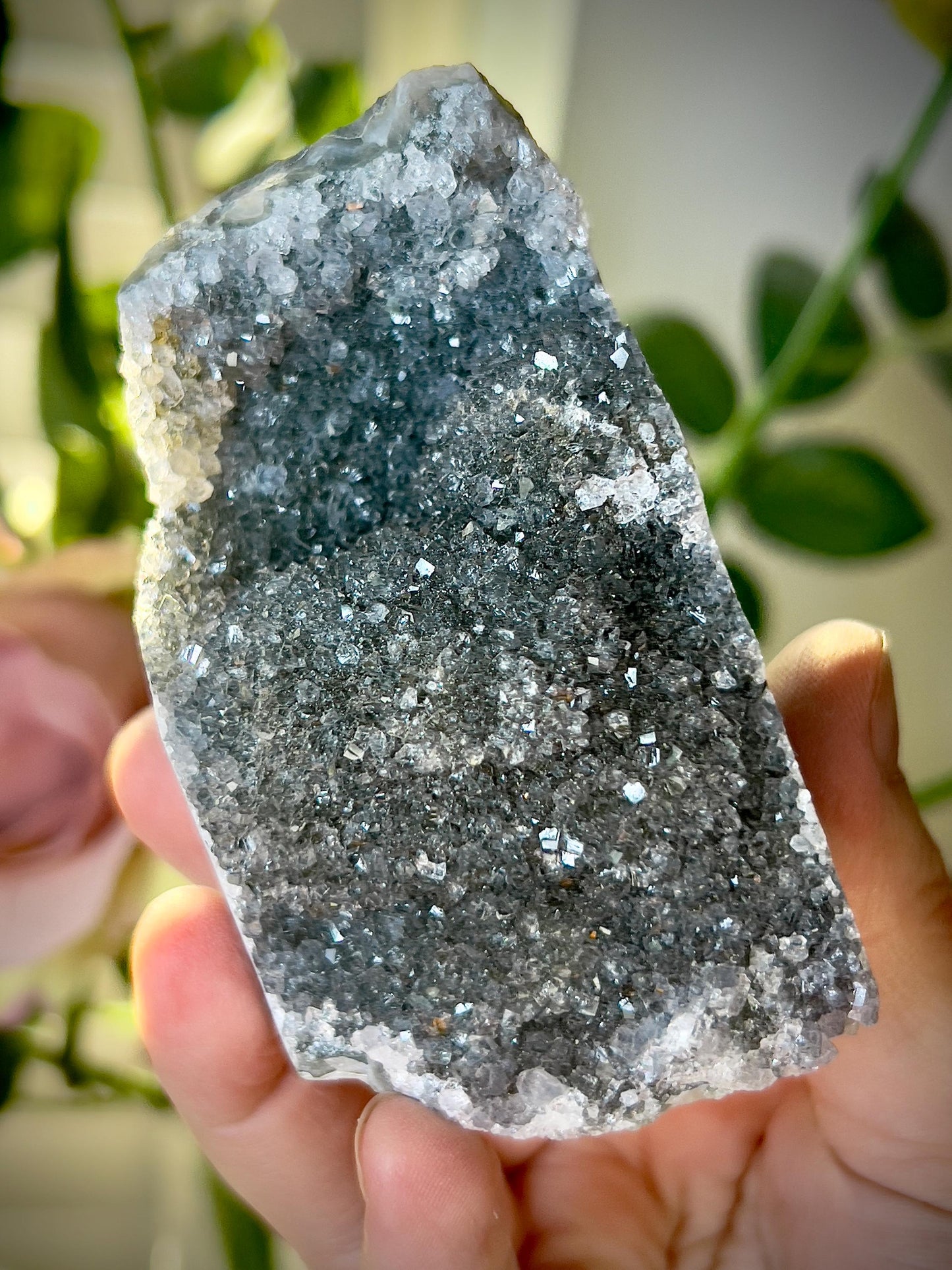 amethyst cutbase black tone freeform - 275g 7cm(h) 5cm(w)