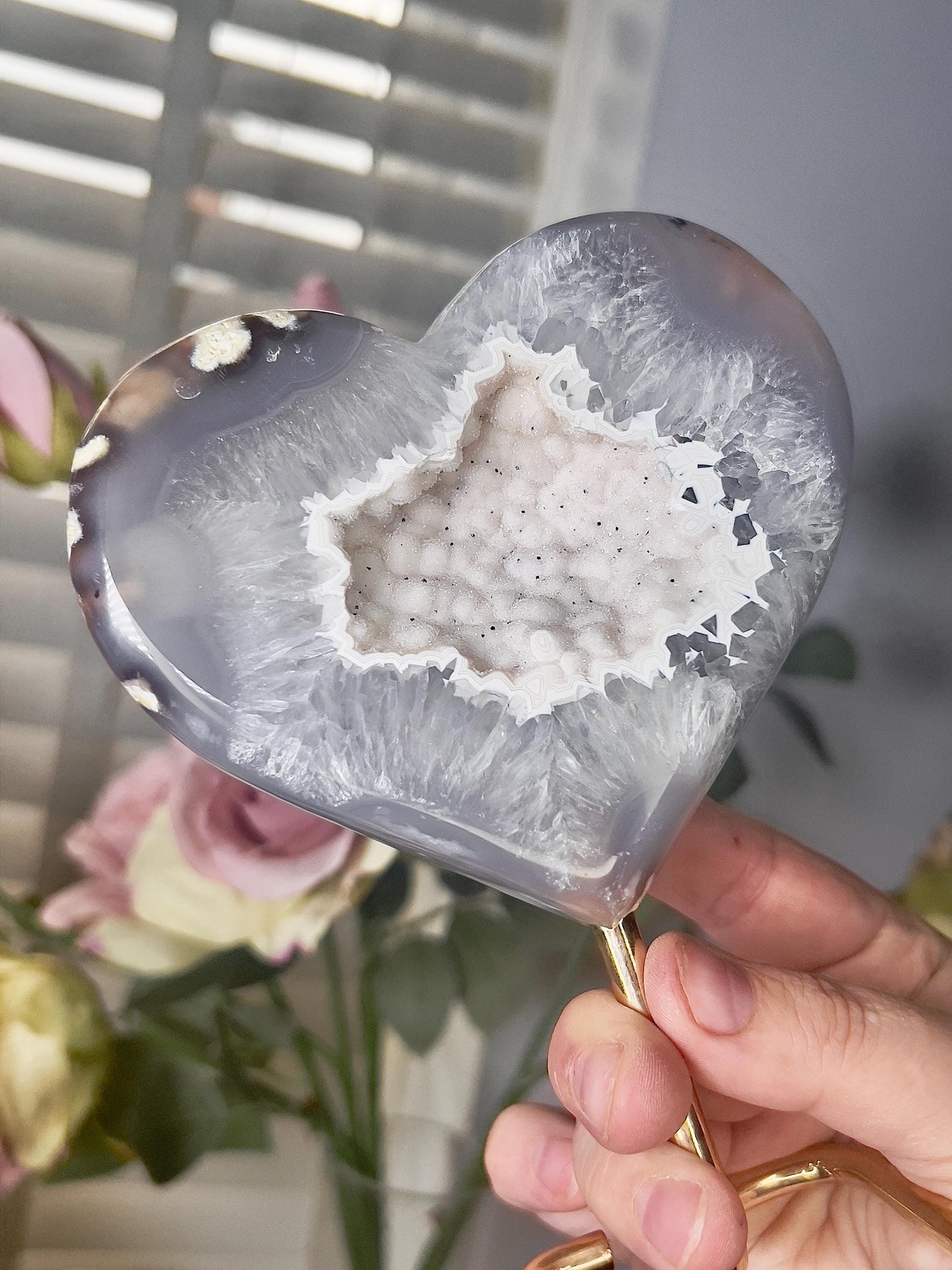 Beautiful, agate heart with Snow White tone open sugar druzy on stand 775g 15.5(h) 12cm(w)