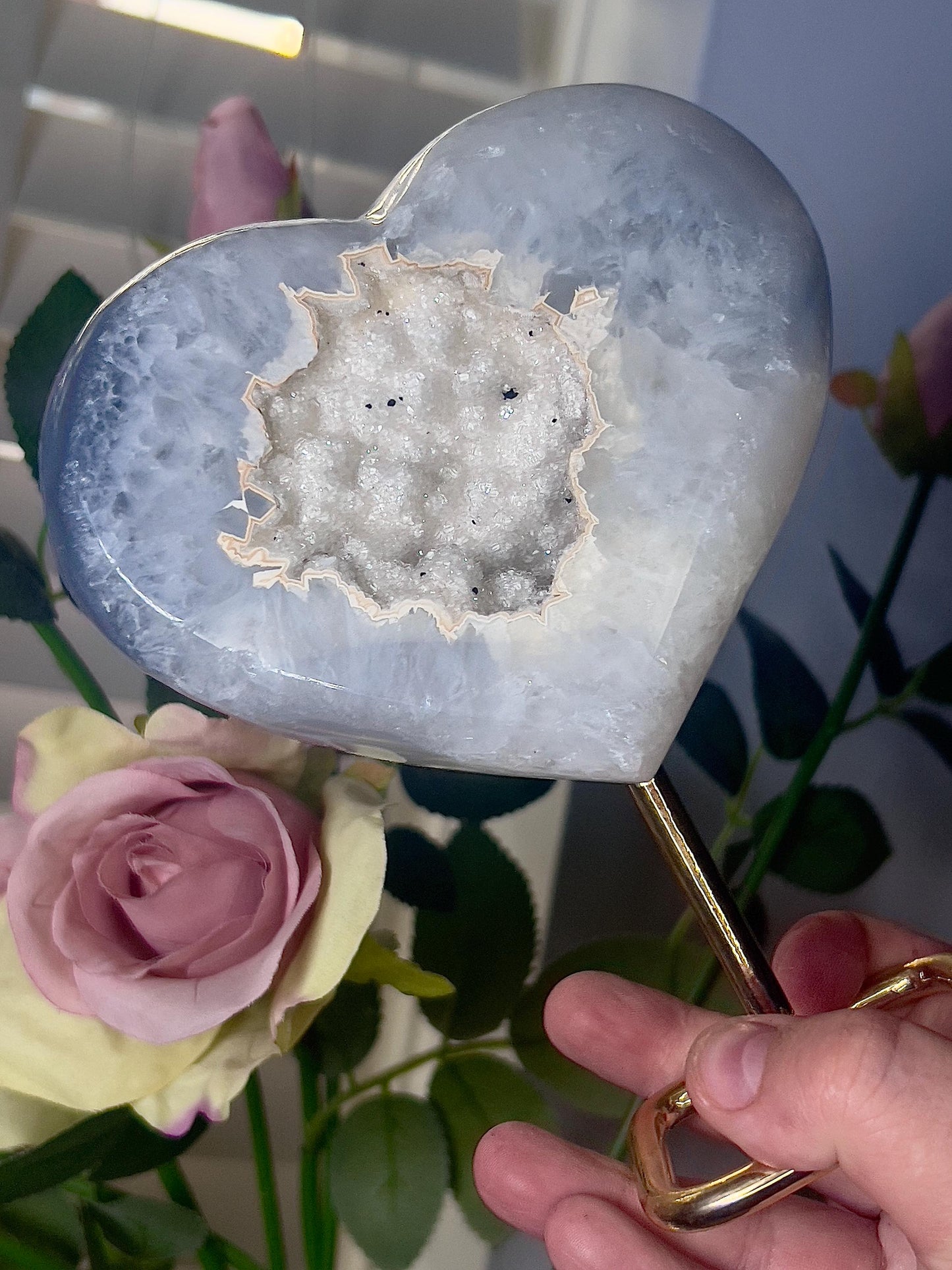 Beautiful, agate heart with Snow White tone open sugar druzy on stand 795g 15.5(h) 13cm(w)