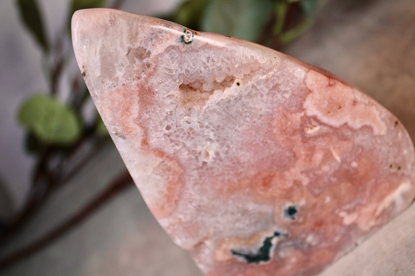 Beautiful, bright pink amethyst flame with quartz and green jasper 445g 13.5cm(h) 9cm(w)