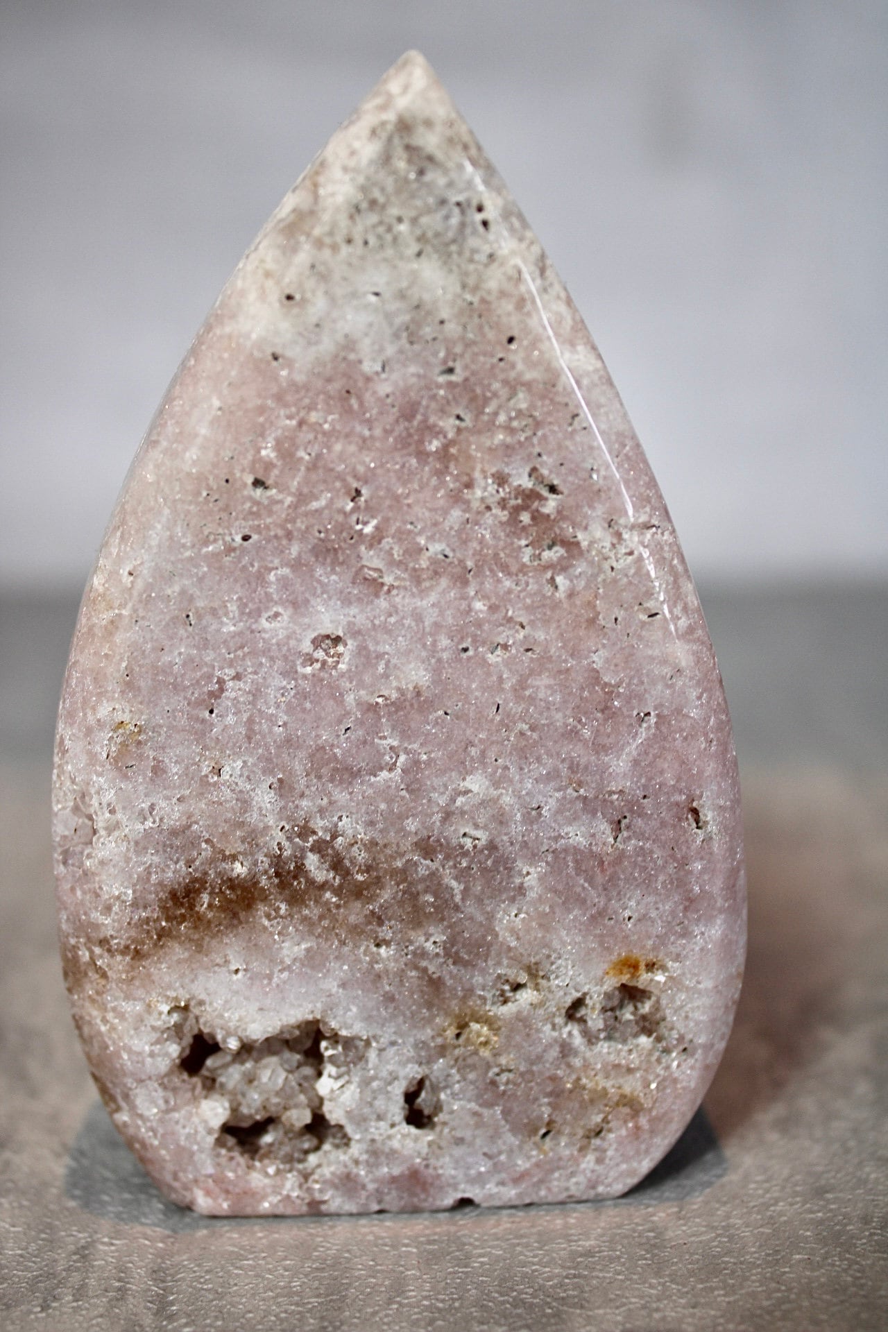 Pink amethyst flame, with quartz, crystallisation from brazil 310g 11cm (h) 6.2cm (w)
