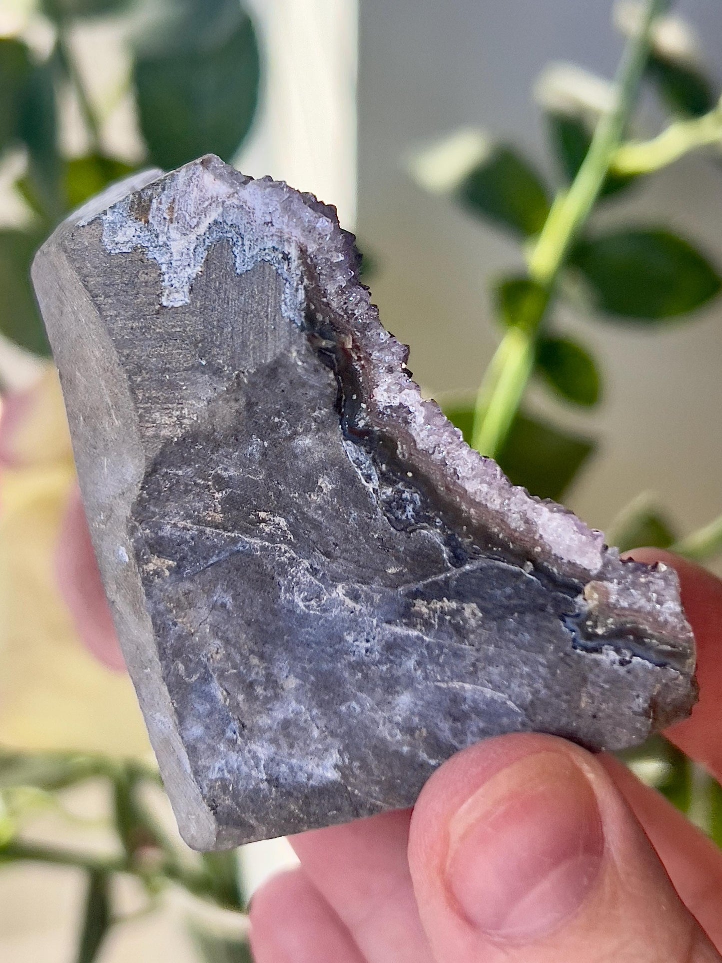 amethyst cutbase freeform - 175g 7cm(h) 6cm(w)