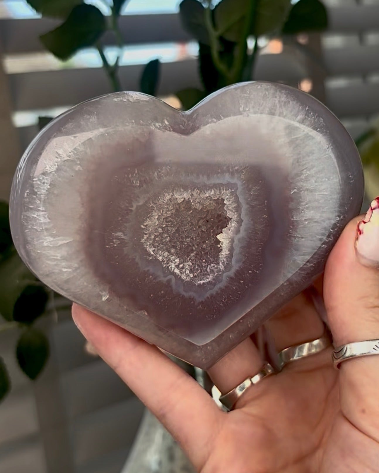 Beautiful, agate heart with druzy - stand included