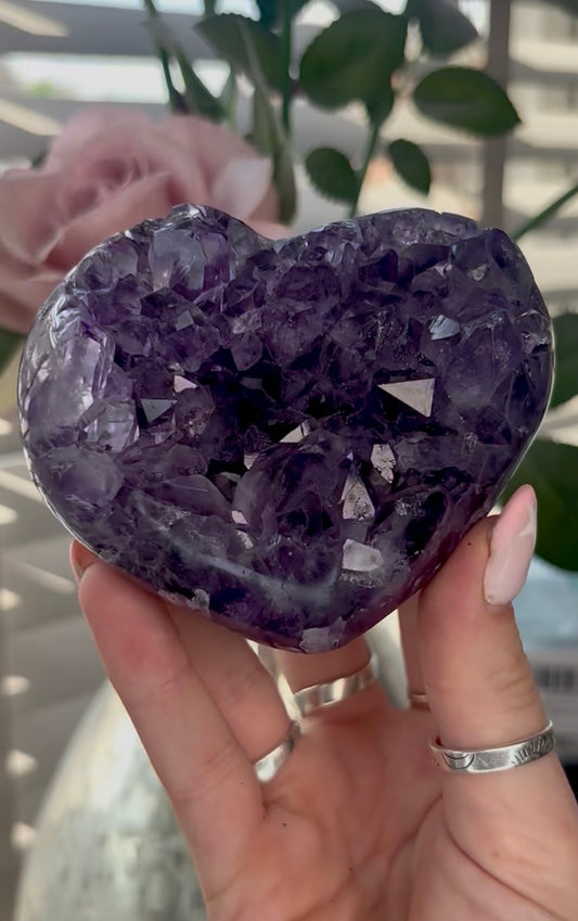 Uruguay, amethyst heart - comes with stand in purple tones