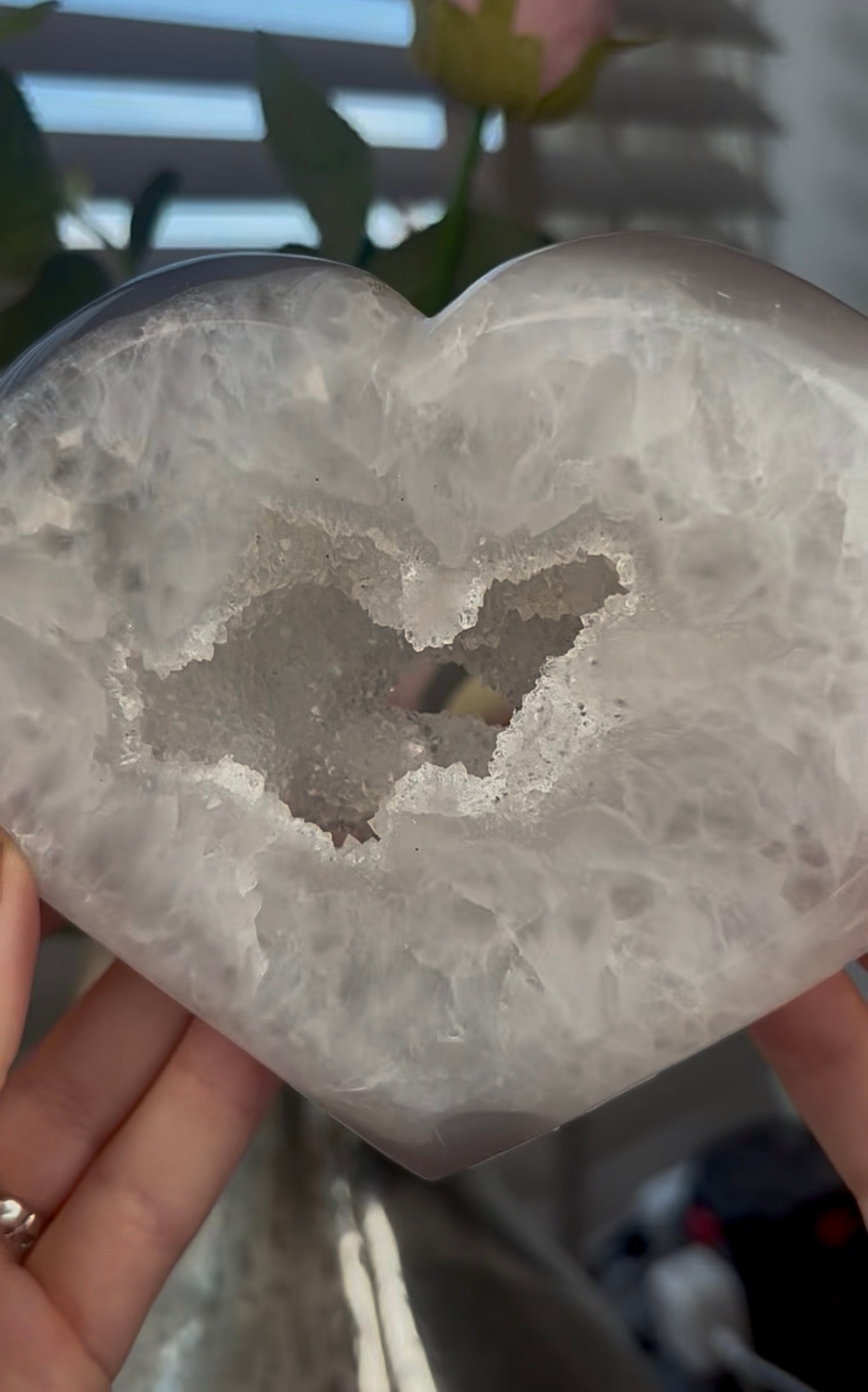 Beautiful, agate heart with druzy - stand included