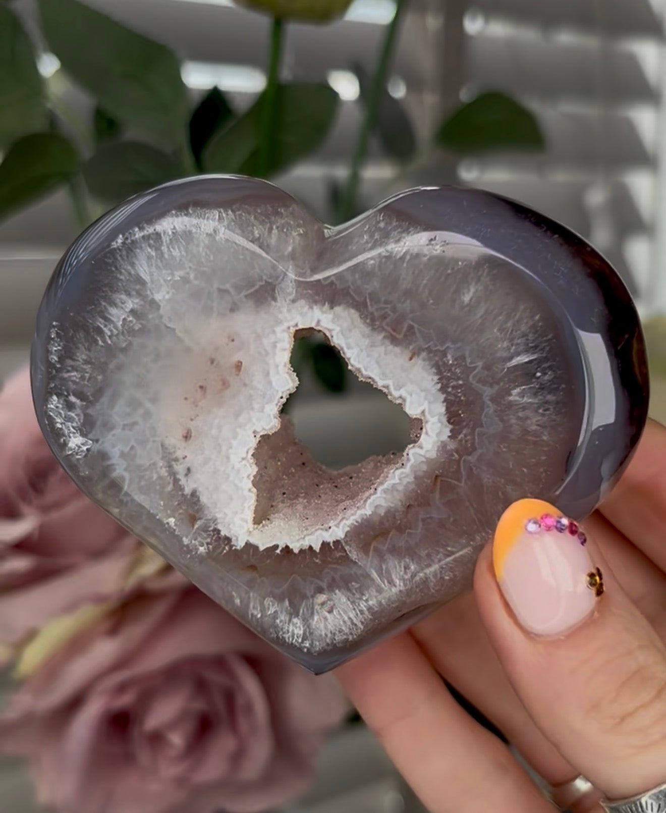 Beautiful, high grade, agate heart with druzy portal - stand included