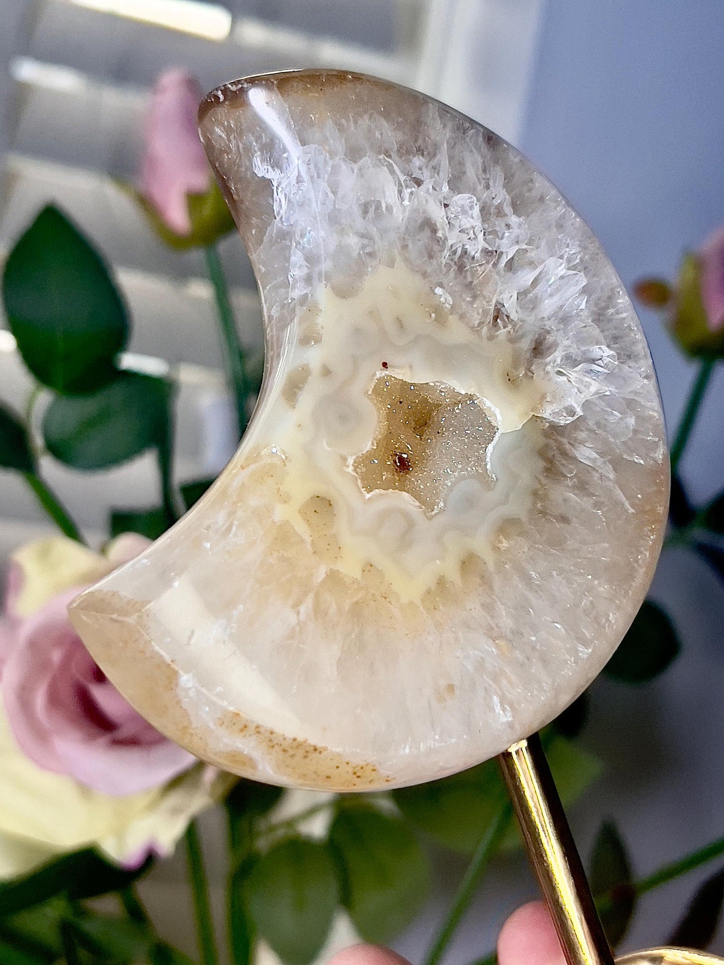 Beautiful, agate moon with lemon tone open druzy on stand 415g 16cm(h)