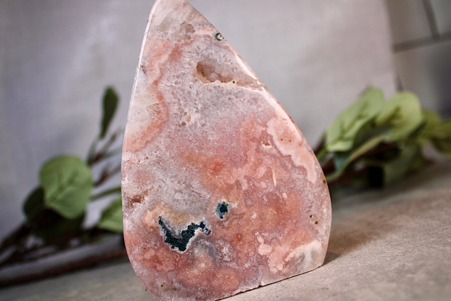 Beautiful, bright pink amethyst flame with quartz and green jasper 445g 13.5cm(h) 9cm(w)