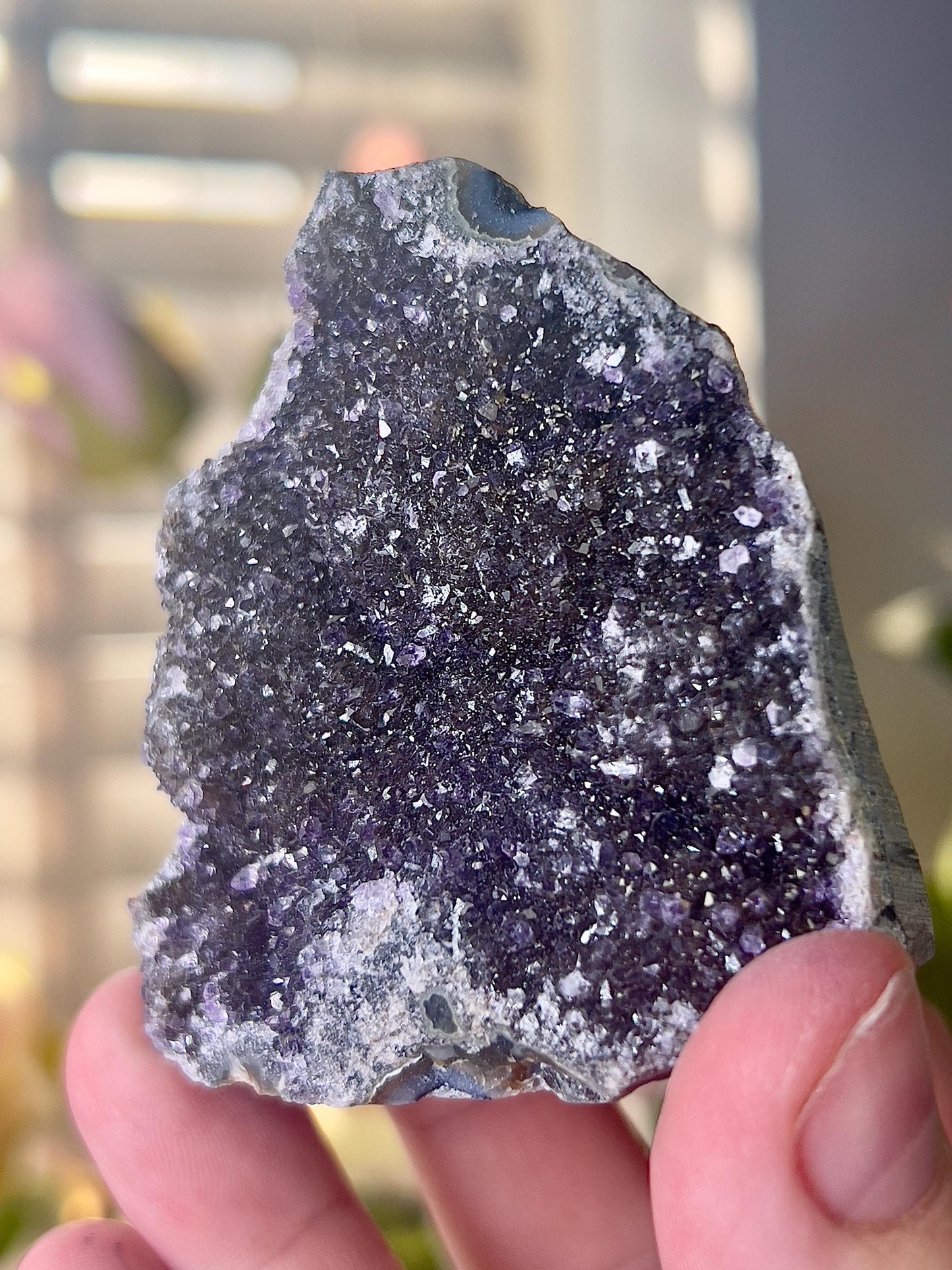 amethyst cutbase black tone freeform - 7cm(h) 5cm(W) 175g