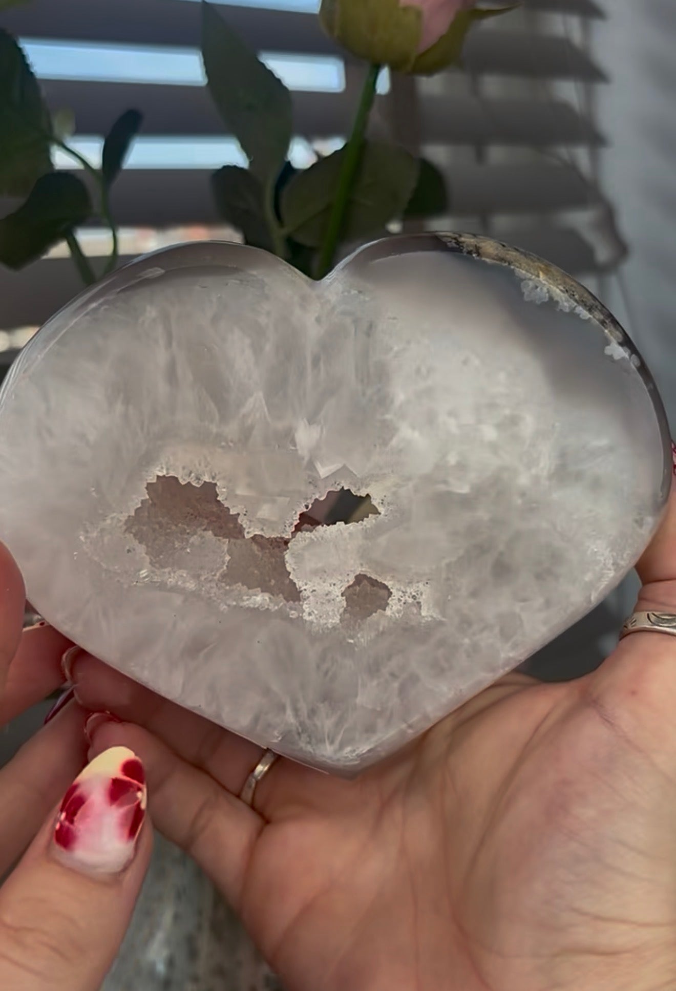 Beautiful, agate heart with druzy - stand included