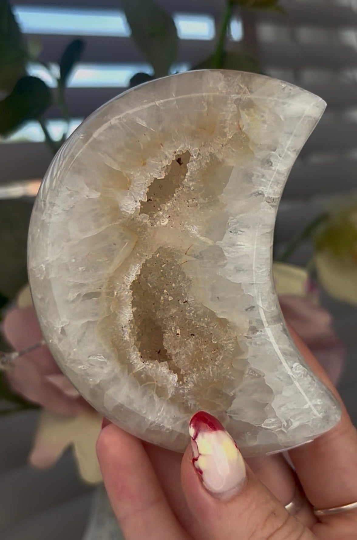 Beautiful, high quality, agate moon with druzy - stand included