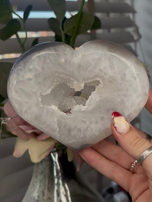 Beautiful, agate heart with druzy - stand included