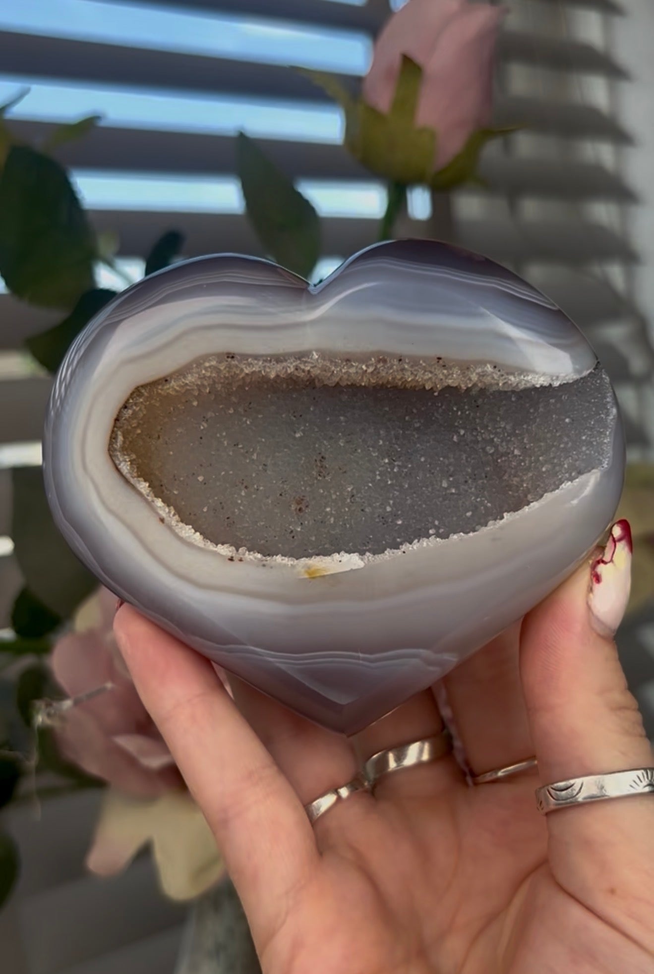 Beautiful, agate heart with druzy - stand included