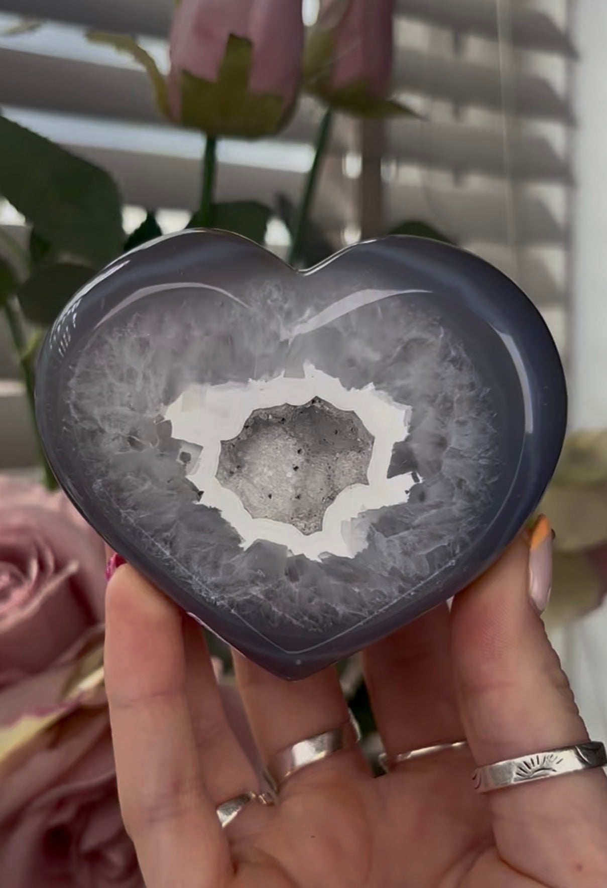 Beautiful, high quality, blue agate heart with Snow White, sugar druzy - stand included
