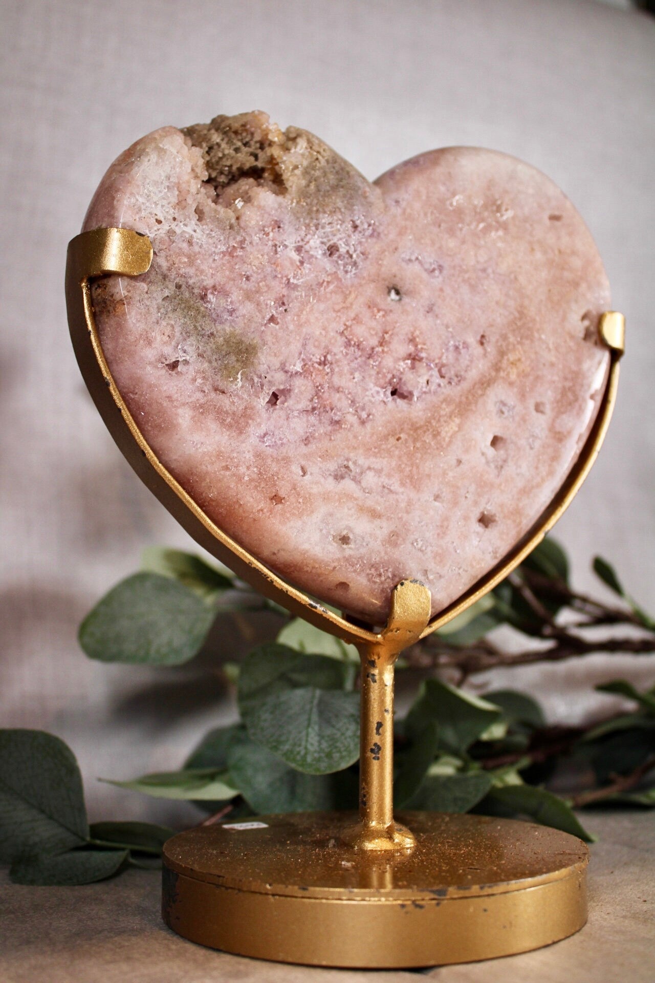 Pink amethyst heart with lavender quartz druzy 1.270kg = paint is scratched off stand (can easily be repainted)