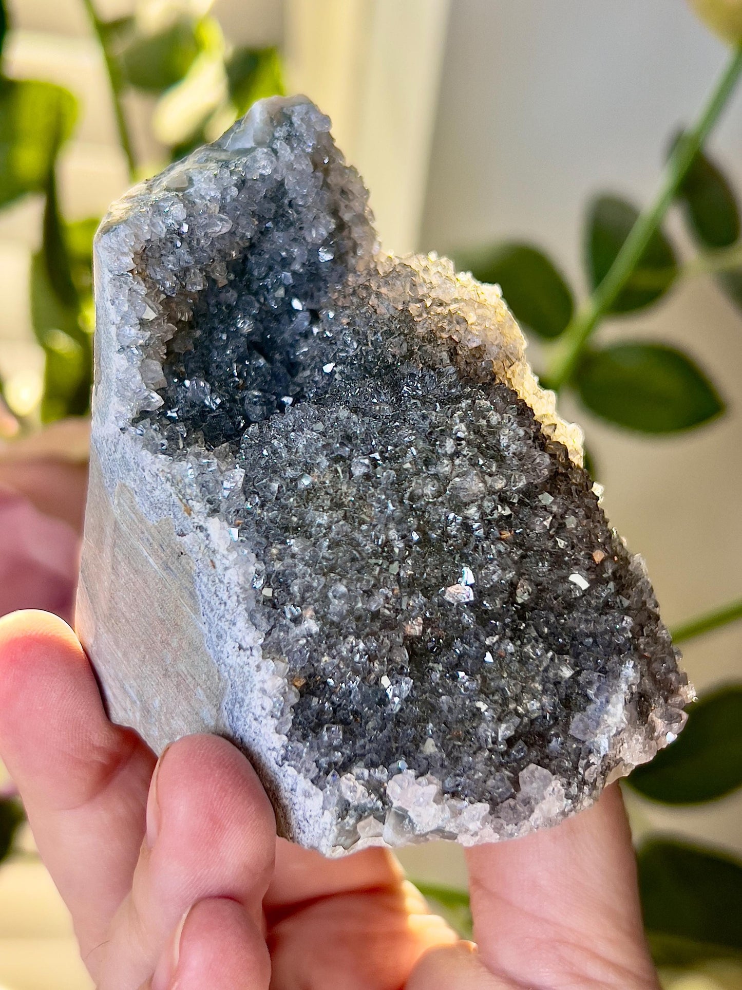 amethyst cutbase black tone freeform - 275g 7cm(h) 5cm(w)