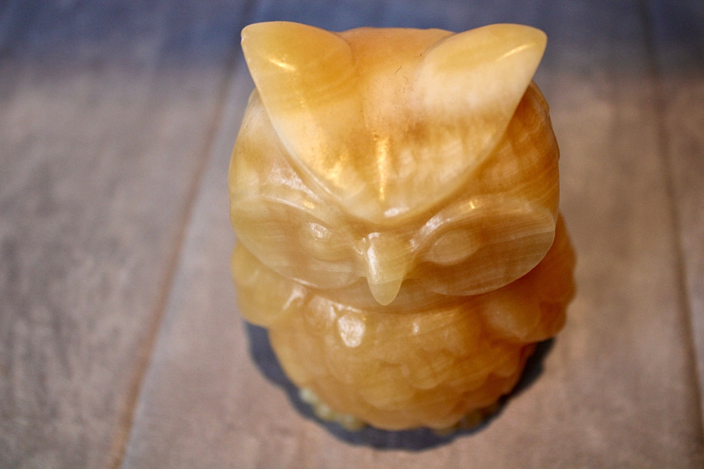 Large, orange calcite, owl carving 10cm(h) 8cm(w)