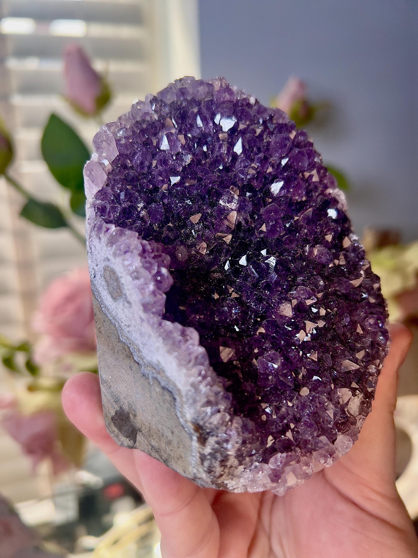 amethyst cutbase freeform with stalactite eye on the side - 610g 10cm(h) 9cm(w)