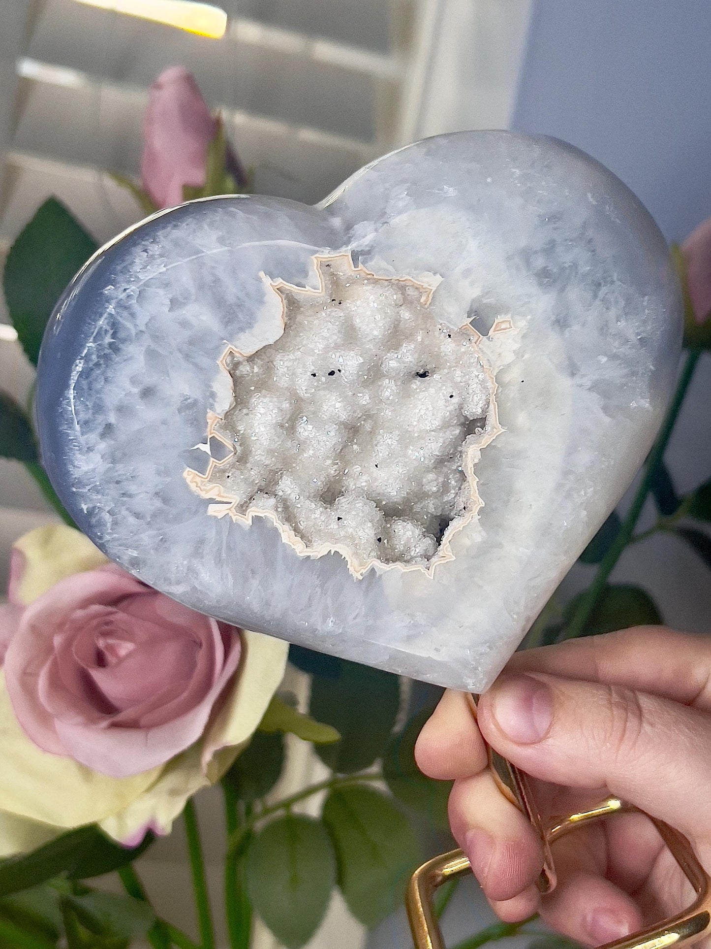 Beautiful, agate heart with Snow White tone open sugar druzy on stand 795g 15.5(h) 13cm(w)