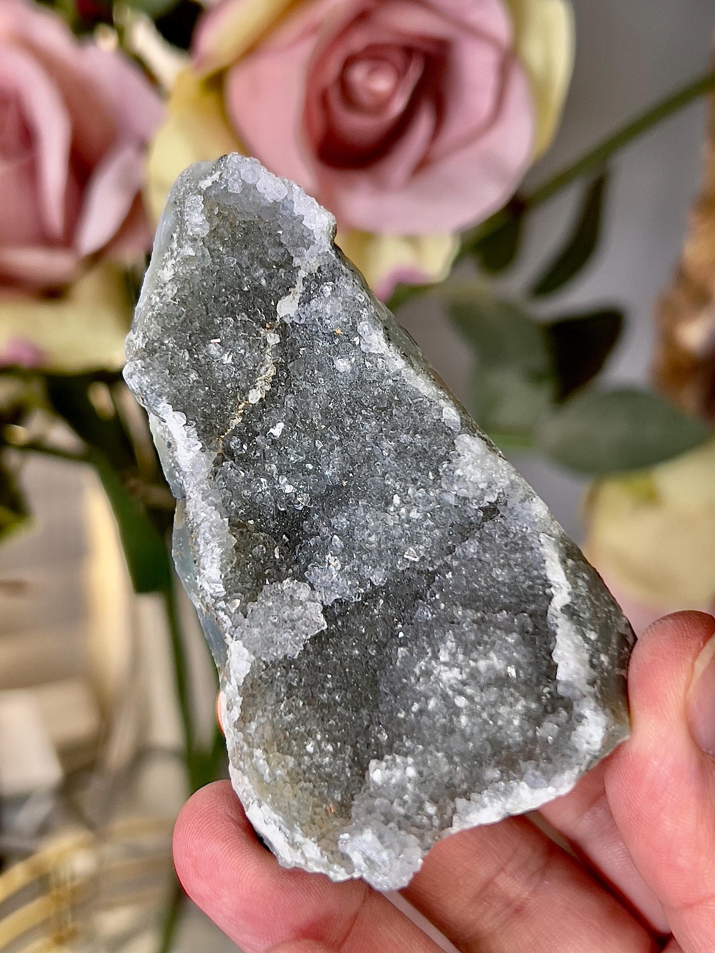 amethyst cutbase freeform with grey tone - 8cm(h) 4.5cm(w)