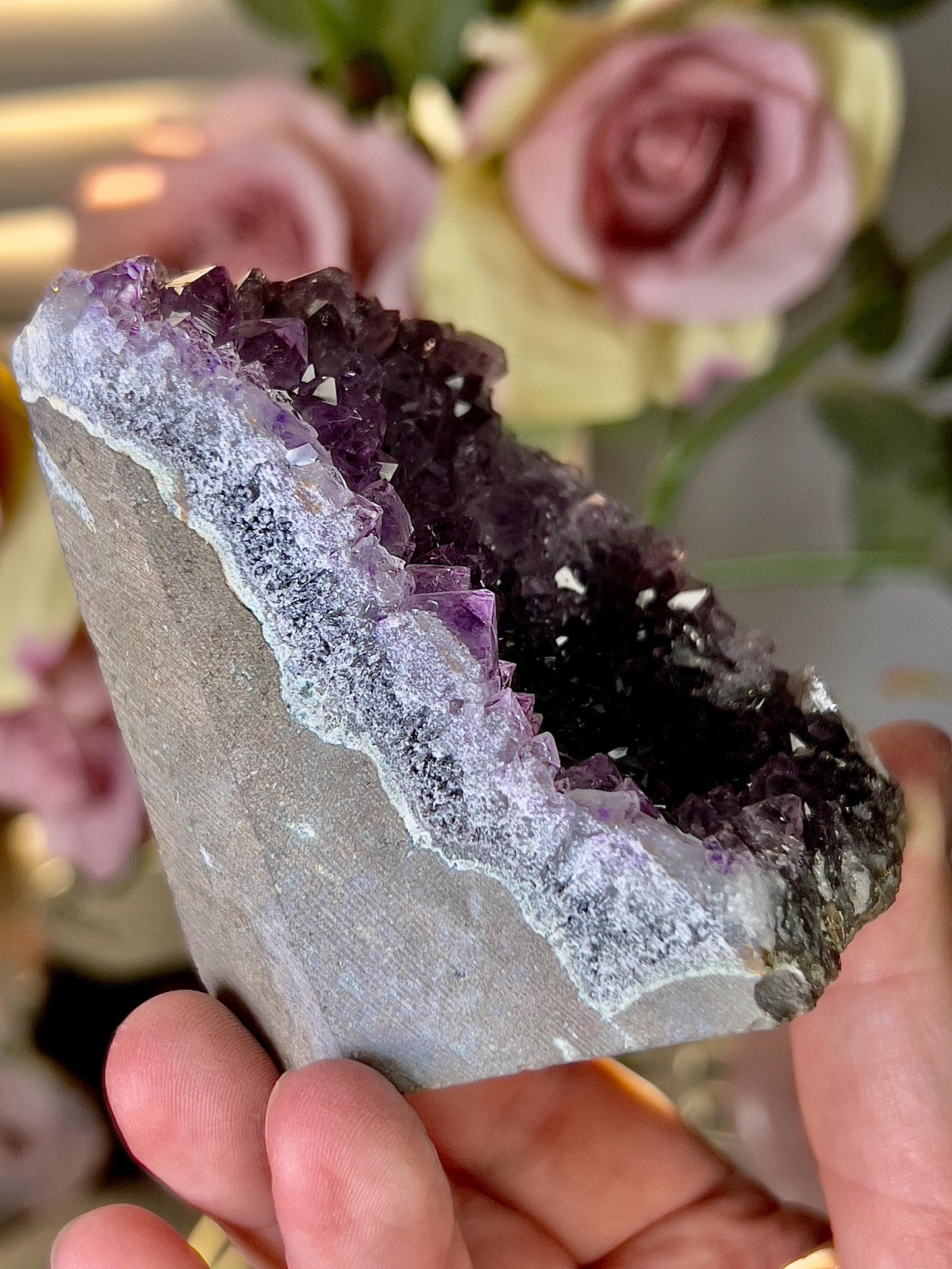 amethyst two toned cutbase freeform - 280g 9cm(h) 6cm(w)