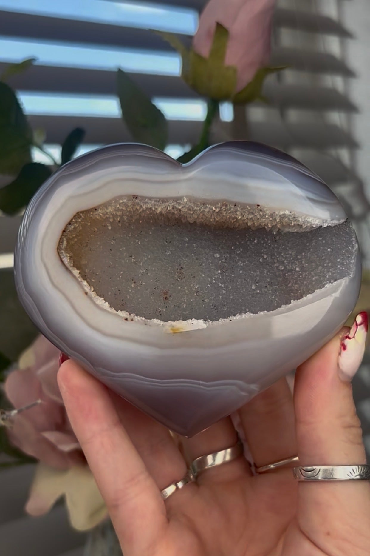 Beautiful, agate heart with druzy - stand included