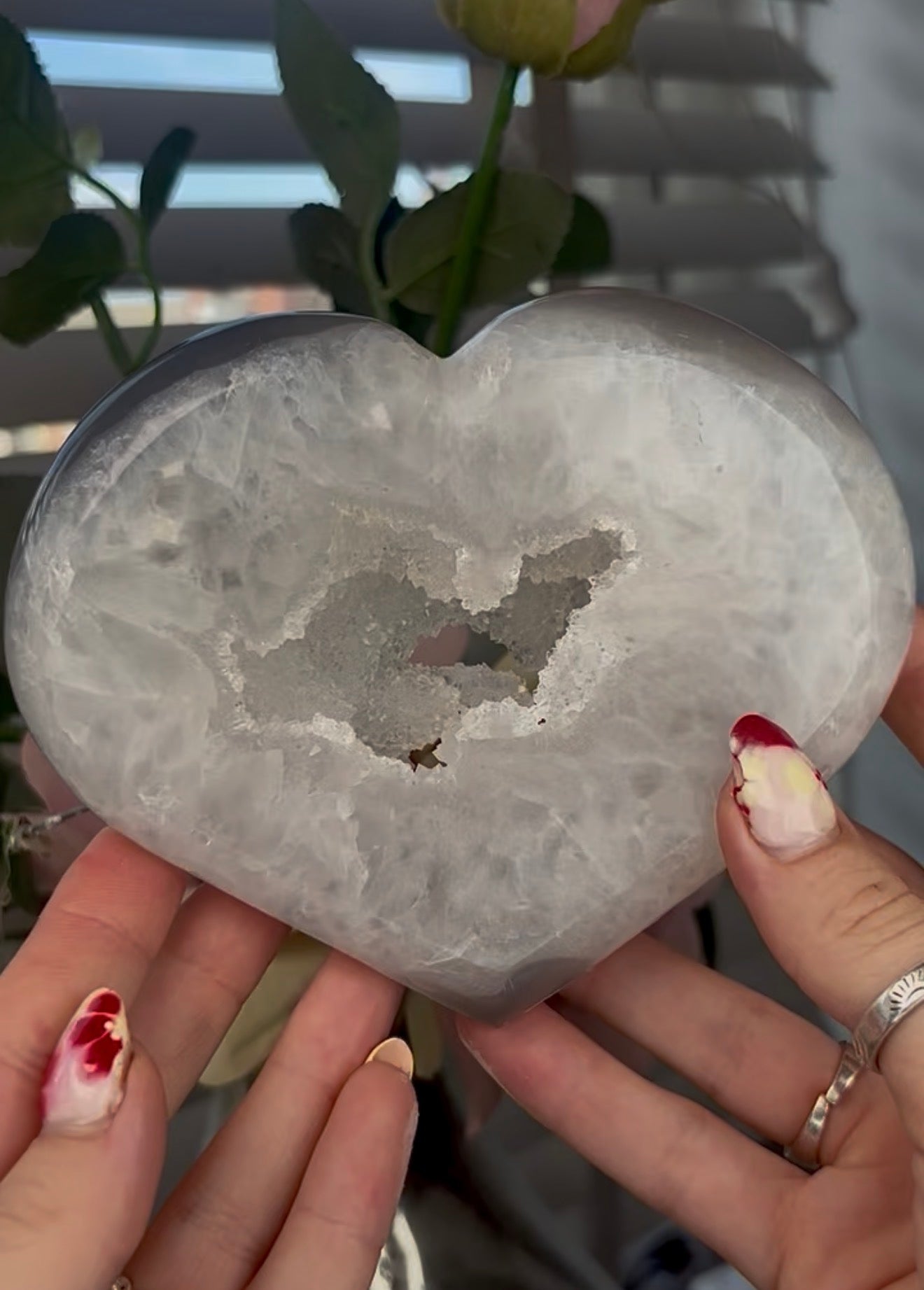 Beautiful, agate heart with druzy - stand included