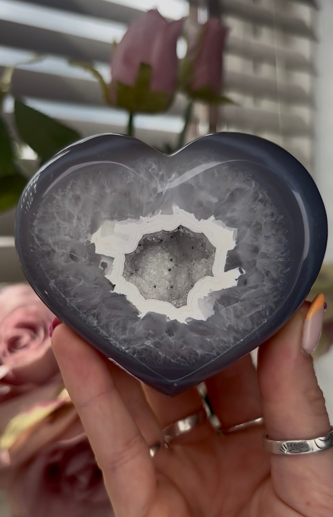 Beautiful, high quality, blue agate heart with Snow White, sugar druzy - stand included